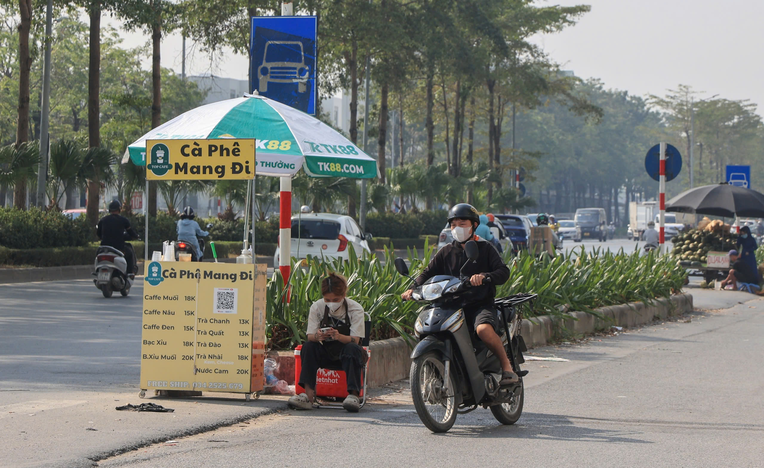 H&agrave; Nội: R&aacute;c thải bủa v&acirc;y, h&agrave;ng rong chiếm dụng vỉa h&egrave; đường Phạm Tu- Ảnh 11.