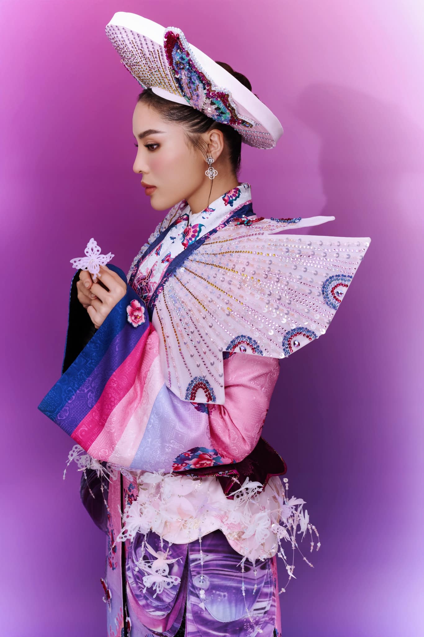 Hoa hậu Kỳ Duy&ecirc;n lựa chọn "Ngọc Điệp Kỳ Nam" cho Trang phục D&acirc;n tộc Miss Universe 2024- Ảnh 4.