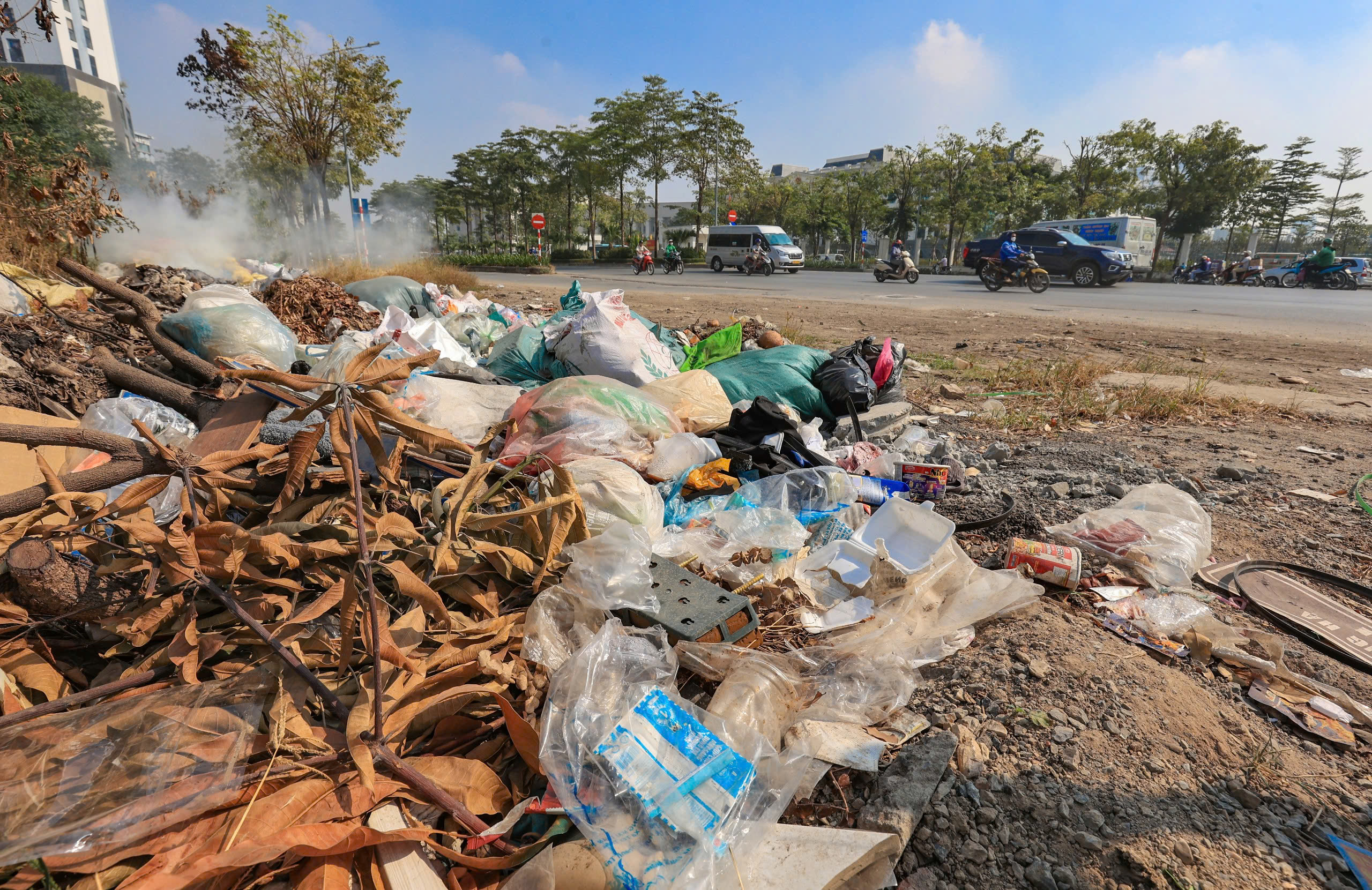 H&agrave; Nội: R&aacute;c thải bủa v&acirc;y, h&agrave;ng rong chiếm dụng vỉa h&egrave; đường Phạm Tu- Ảnh 4.