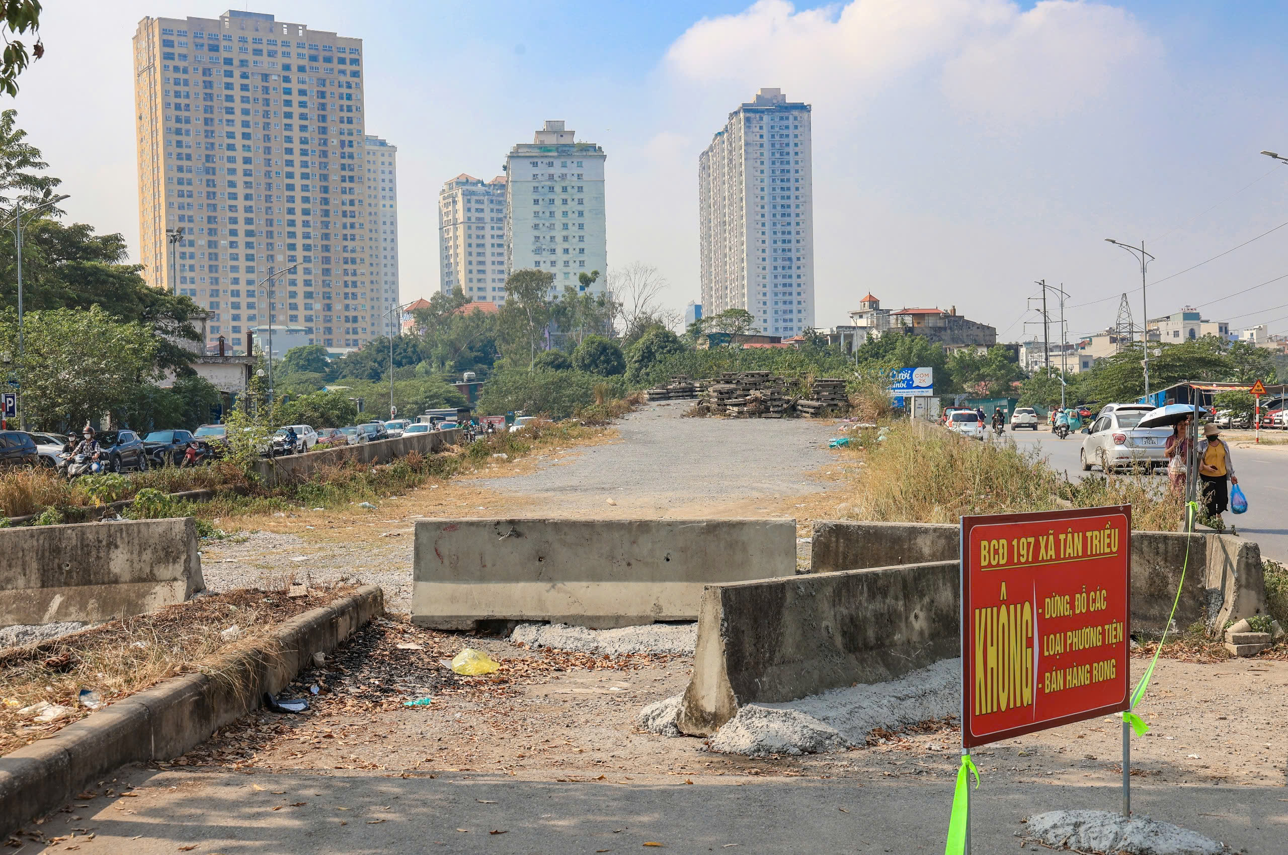 H&agrave; Nội: R&aacute;c thải bủa v&acirc;y, h&agrave;ng rong chiếm dụng vỉa h&egrave; đường Phạm Tu- Ảnh 7.