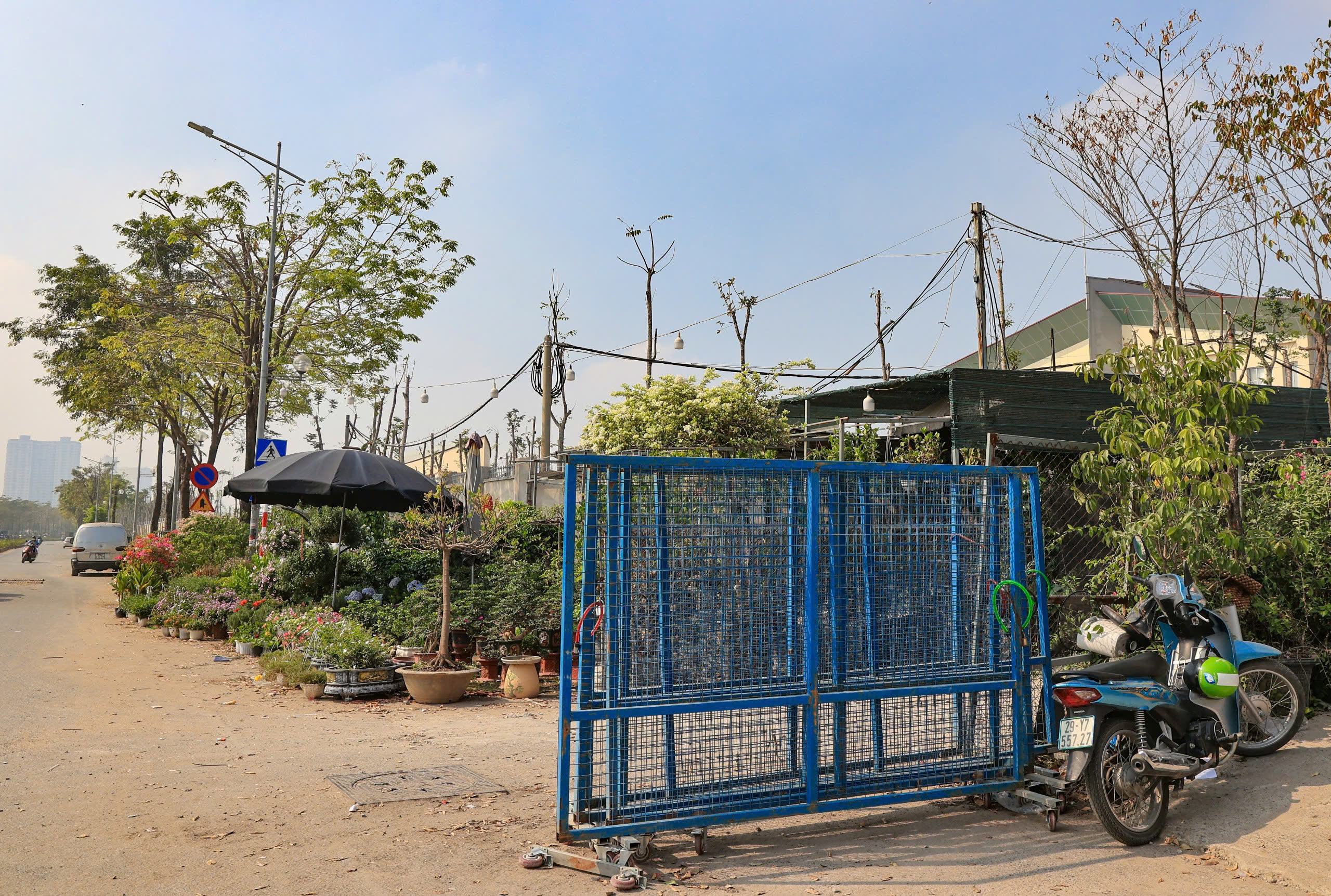 H&agrave; Nội: R&aacute;c thải bủa v&acirc;y, h&agrave;ng rong chiếm dụng vỉa h&egrave; đường Phạm Tu- Ảnh 13.