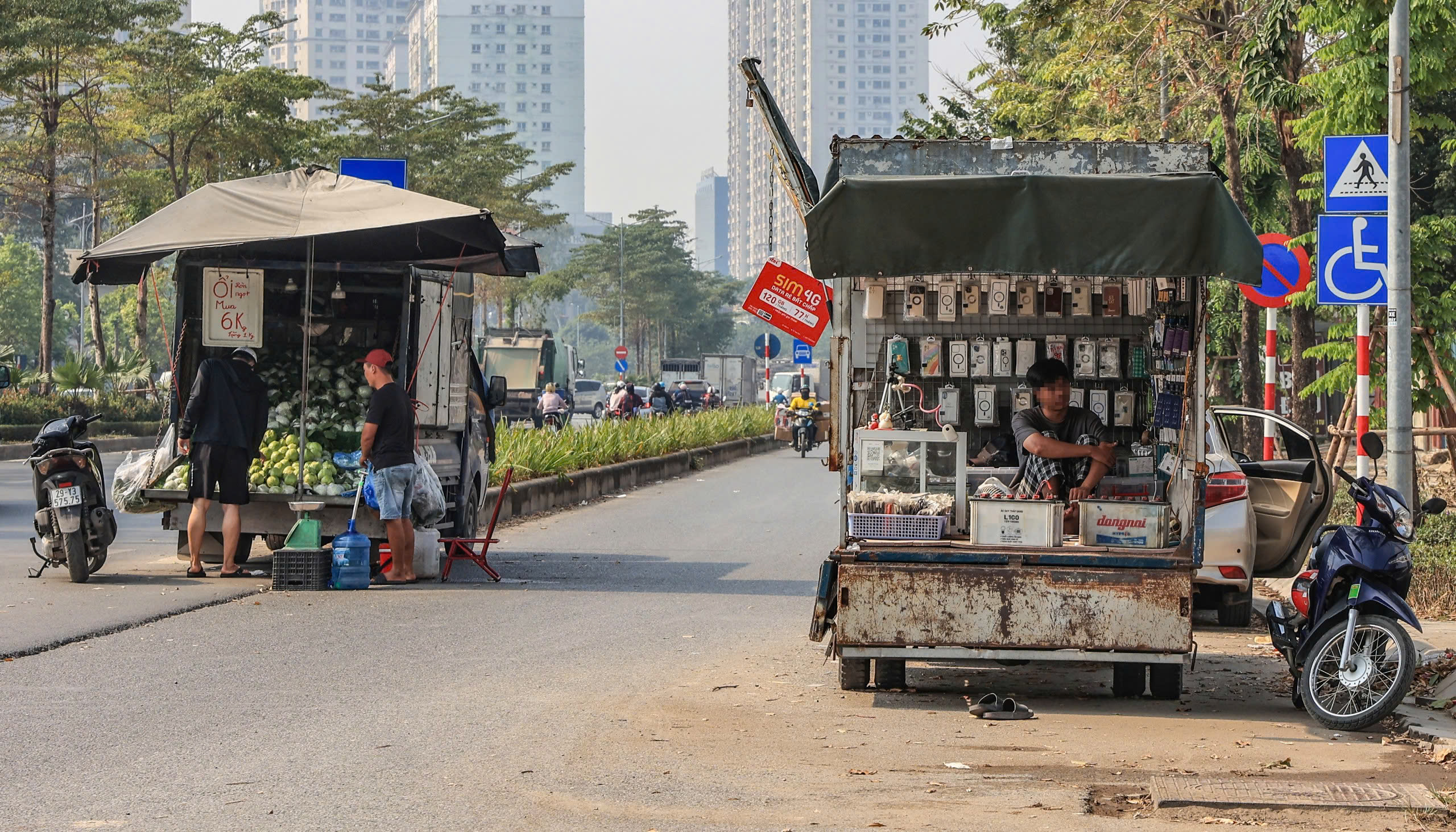 H&agrave; Nội: R&aacute;c thải bủa v&acirc;y, h&agrave;ng rong chiếm dụng vỉa h&egrave; đường Phạm Tu- Ảnh 12.