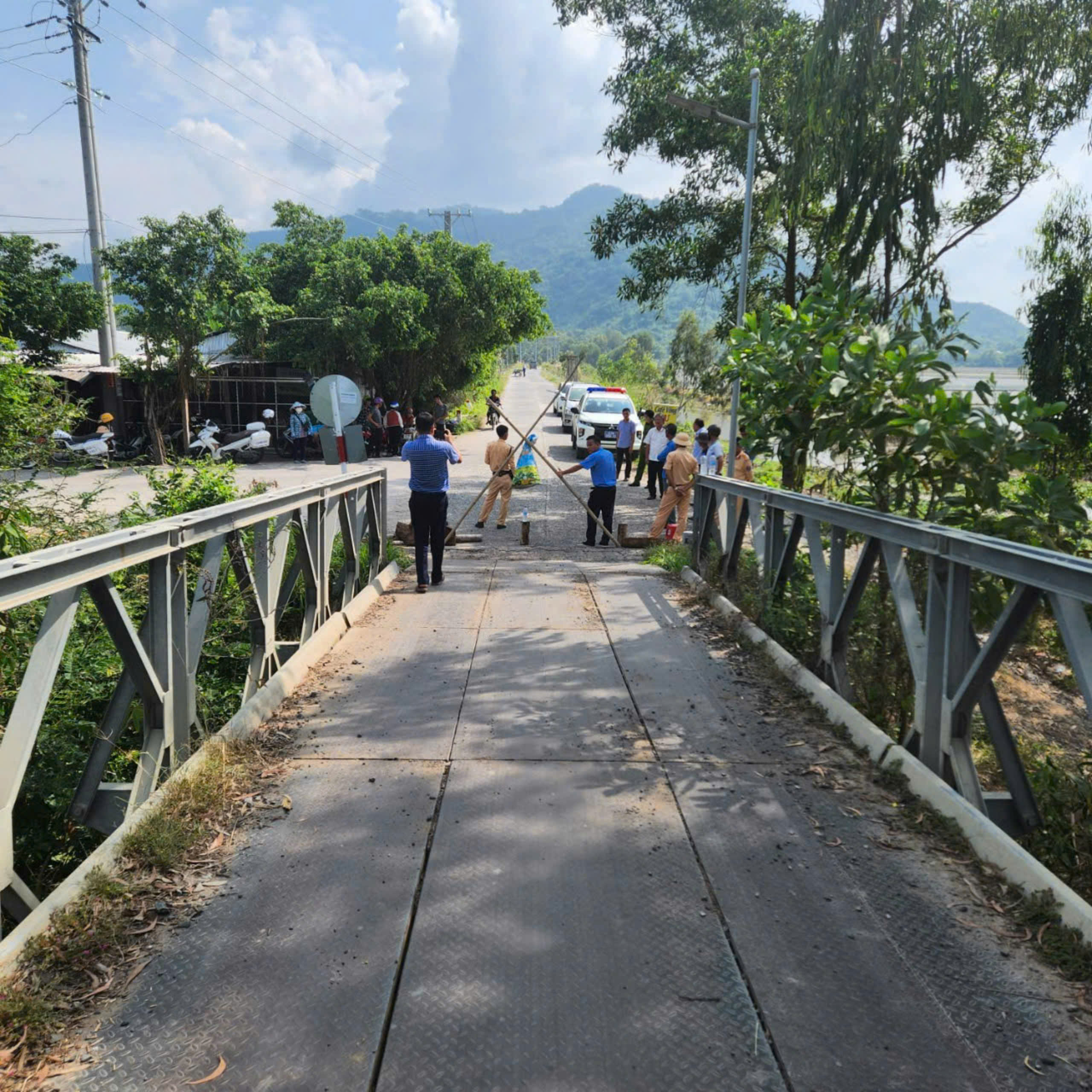 Sập cầu sắt ở An Giang, xe tải rơi xuống kênh, tài xế thoát chết- Ảnh 3. Sập cầu sắt ở An Giang, xe tải rơi xuống kênh, tài xế thoát chết- Ảnh 3.