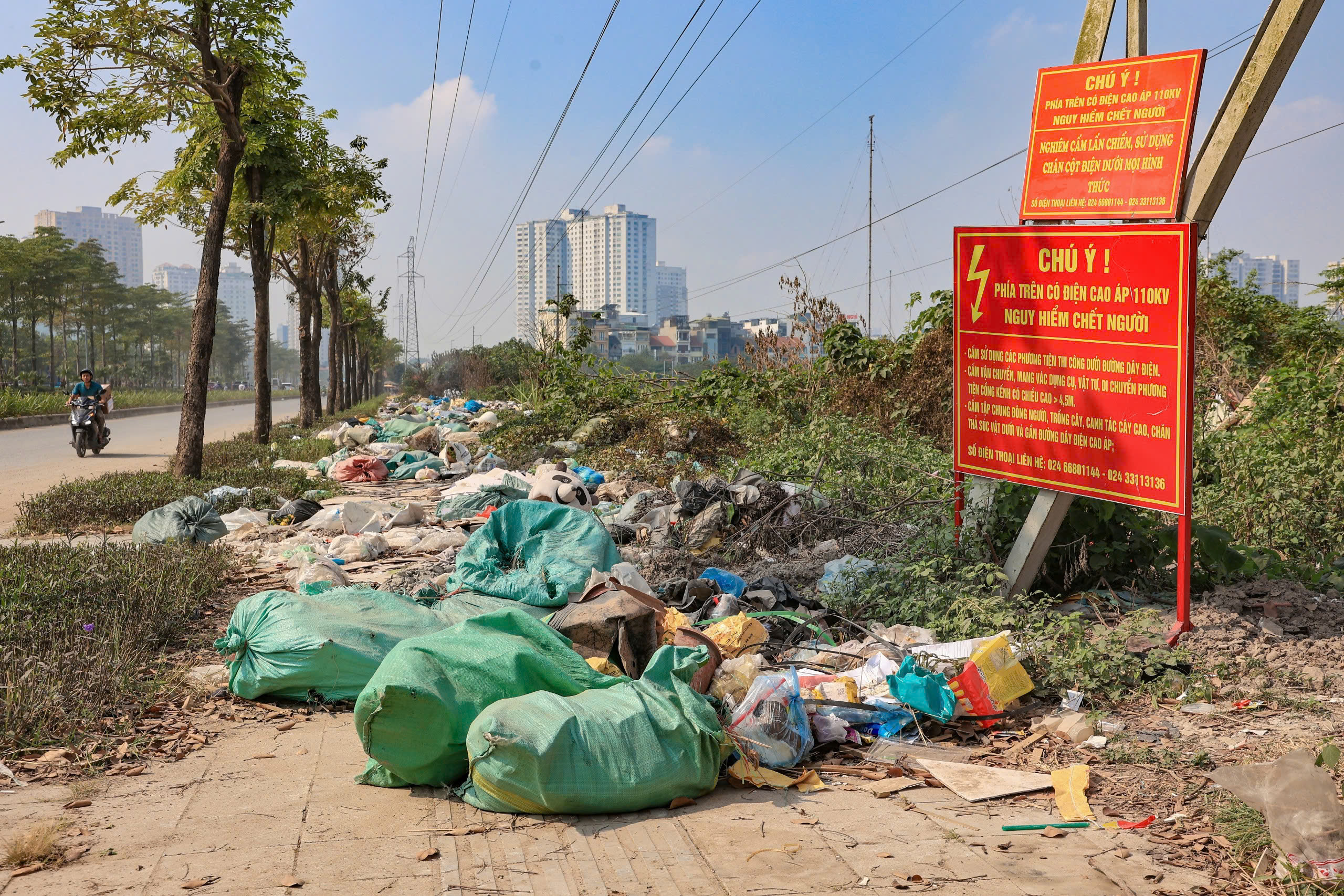H&agrave; Nội: R&aacute;c thải bủa v&acirc;y, h&agrave;ng rong chiếm dụng vỉa h&egrave; đường Phạm Tu- Ảnh 6.