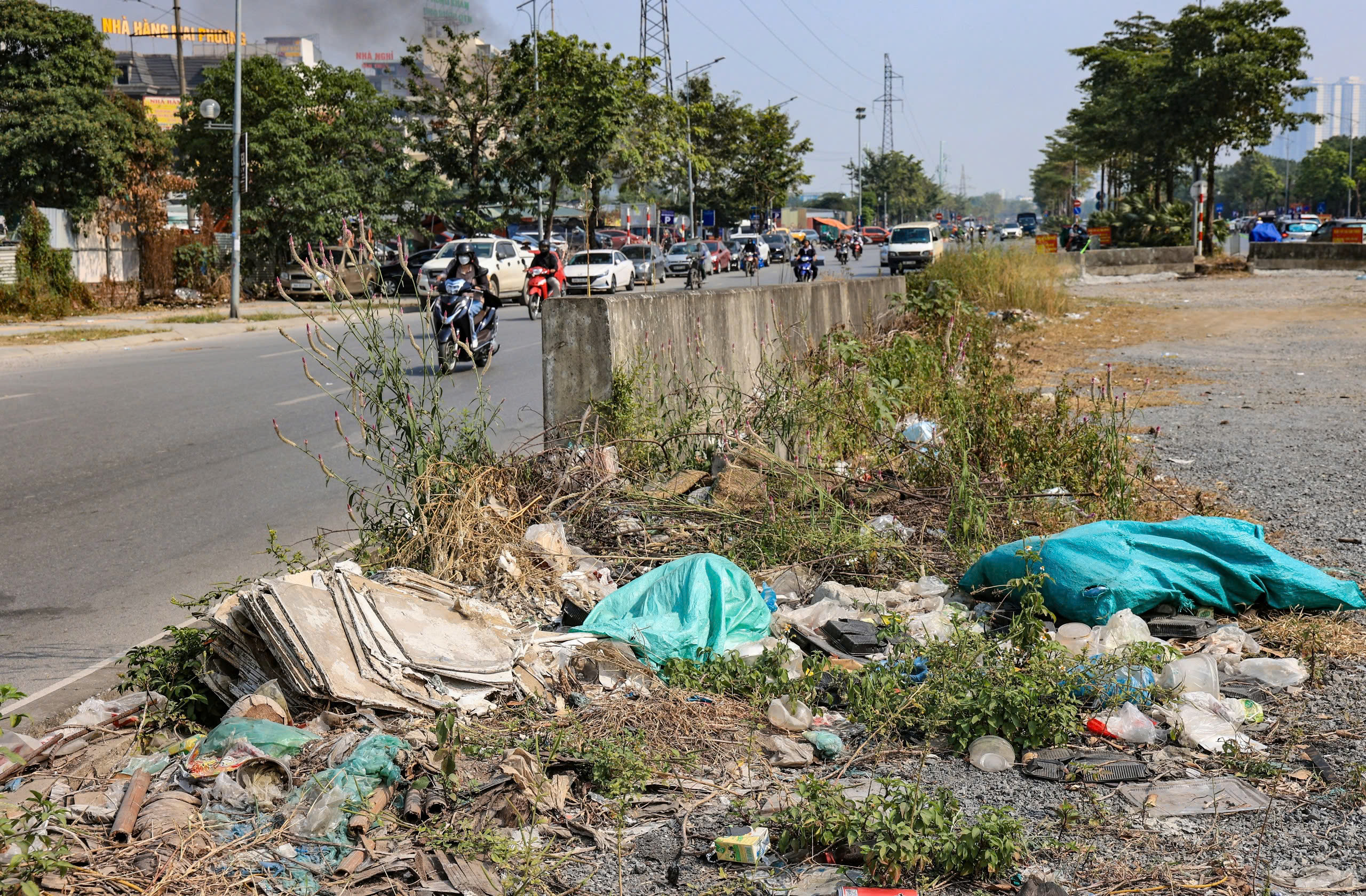 H&agrave; Nội: R&aacute;c thải bủa v&acirc;y, h&agrave;ng rong chiếm dụng vỉa h&egrave; đường Phạm Tu- Ảnh 1.