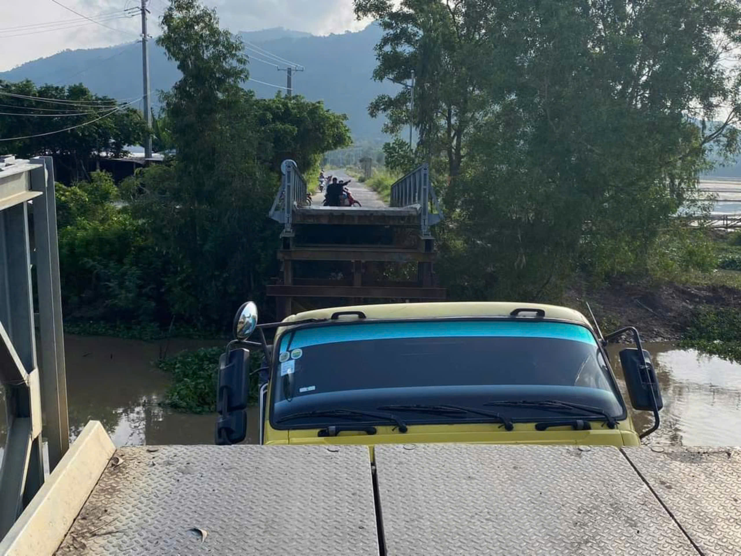 Sập cầu sắt ở An Giang, xe tải rơi xuống kênh, tài xế thoát chết- Ảnh 2. Sập cầu sắt ở An Giang, xe tải rơi xuống kênh, tài xế thoát chết- Ảnh 2.