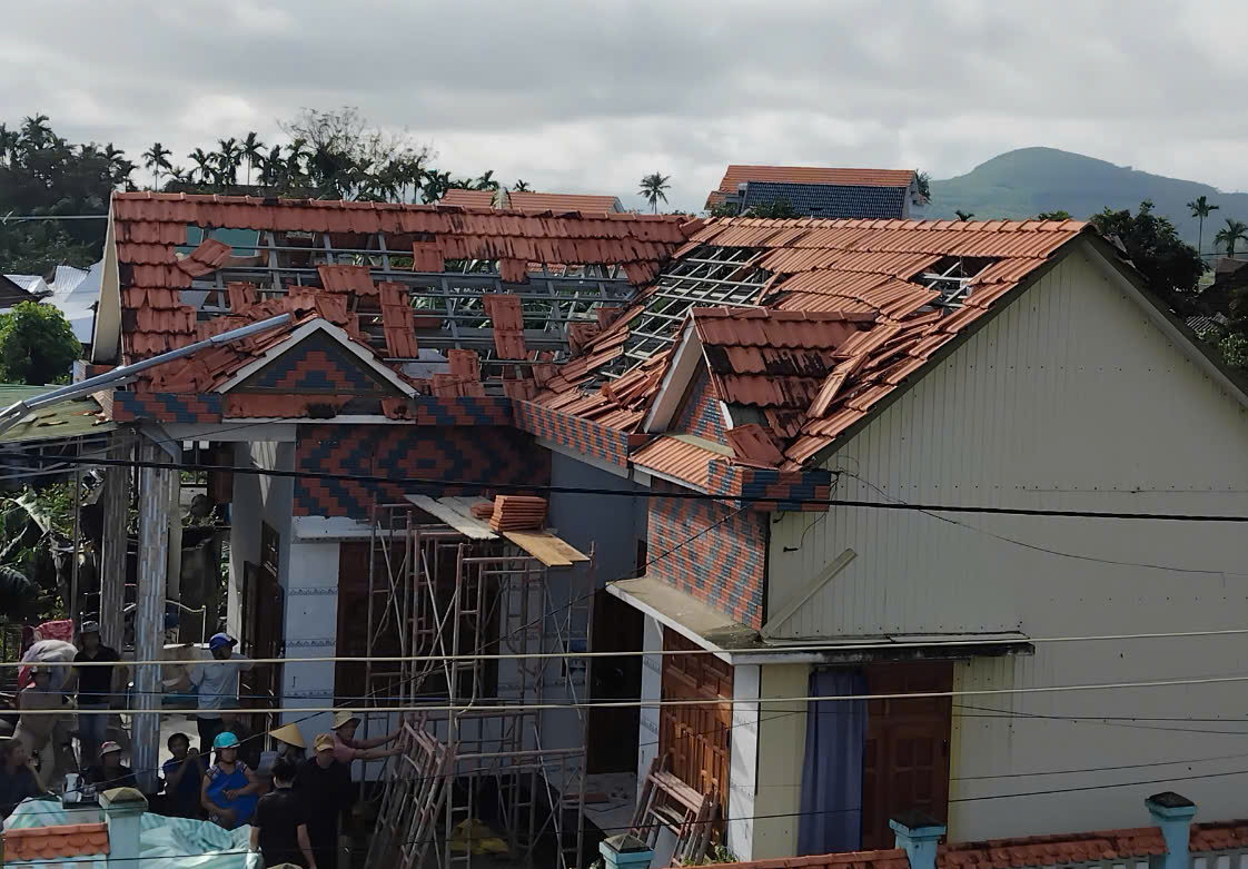Lốc xo&aacute;y cuốn phăng h&agrave;ng chục m&aacute;i nh&agrave; ở Quảng Ng&atilde;i- Ảnh 1.