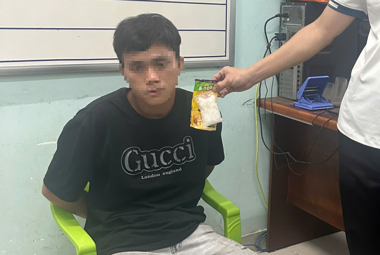 Bắt kẻ chuy&ecirc;n ch&iacute;ch điện người đi đường để cướp t&agrave;i sản- Ảnh 1.