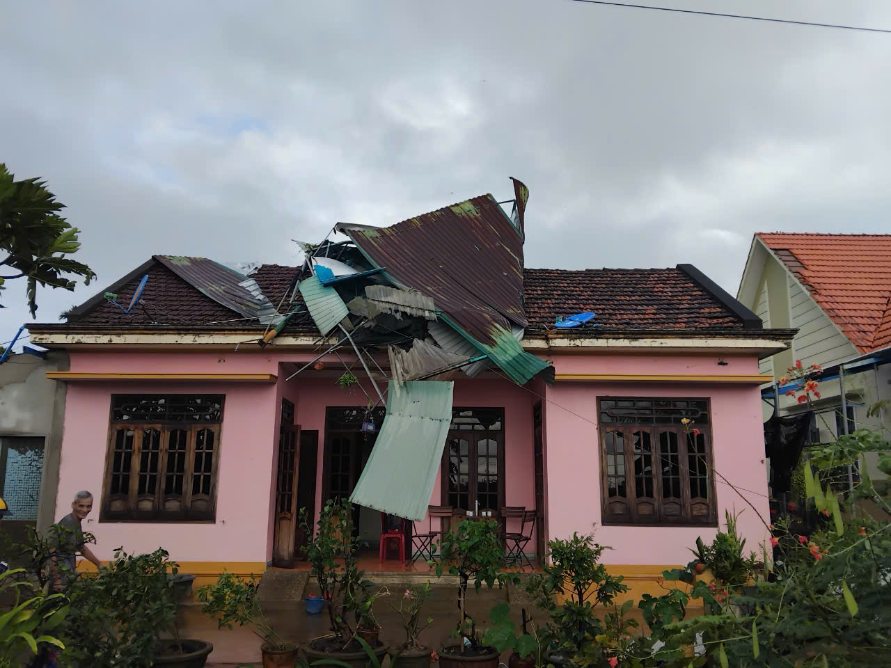 Lốc xo&aacute;y cuốn phăng h&agrave;ng chục m&aacute;i nh&agrave; ở Quảng Ng&atilde;i- Ảnh 2.