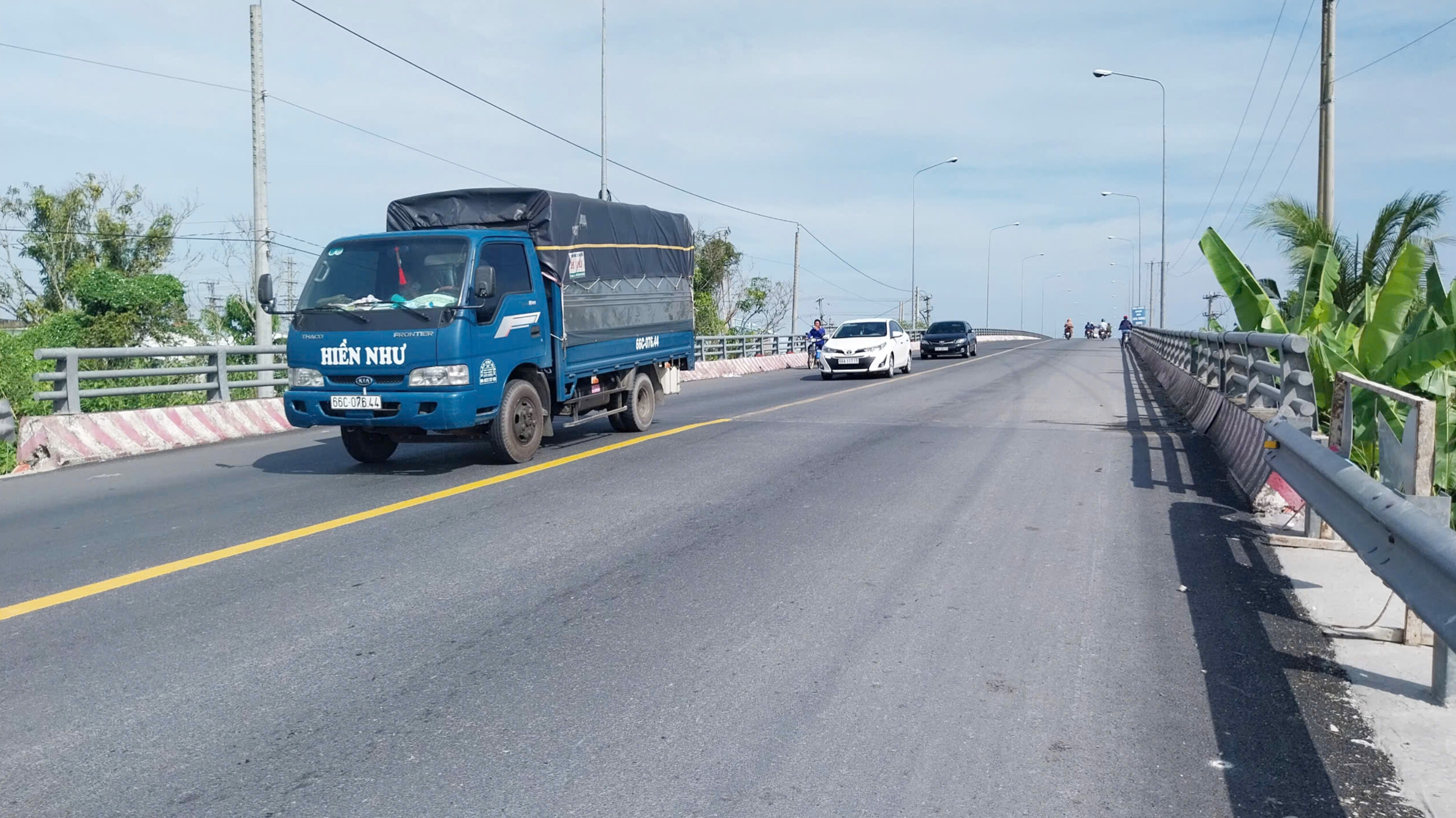 Đồng Tháp: Thảm nhựa bằng phẳng đường đầu cầu Sa Đéc 2- Ảnh 2. Đồng Tháp: Thảm nhựa bằng phẳng đường đầu cầu Sa Đéc 2- Ảnh 2.