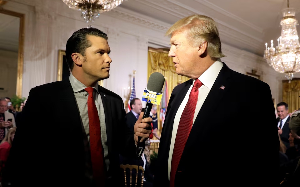 &Ocirc;ng Trump bất ngờ chọn người dẫn chương tr&igrave;nh l&agrave;m Bộ trưởng Quốc ph&ograve;ng
