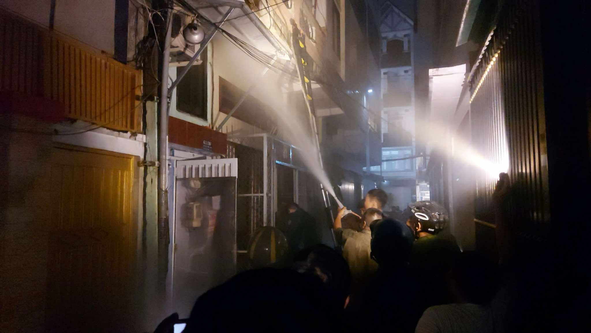 Cứu 2 người mắc kẹt trong đám cháy nhà ở ngõ sâu, hẻm nhỏ- Ảnh 1. Cứu 2 người mắc kẹt trong đám cháy nhà ở ngõ sâu, hẻm nhỏ- Ảnh 1.