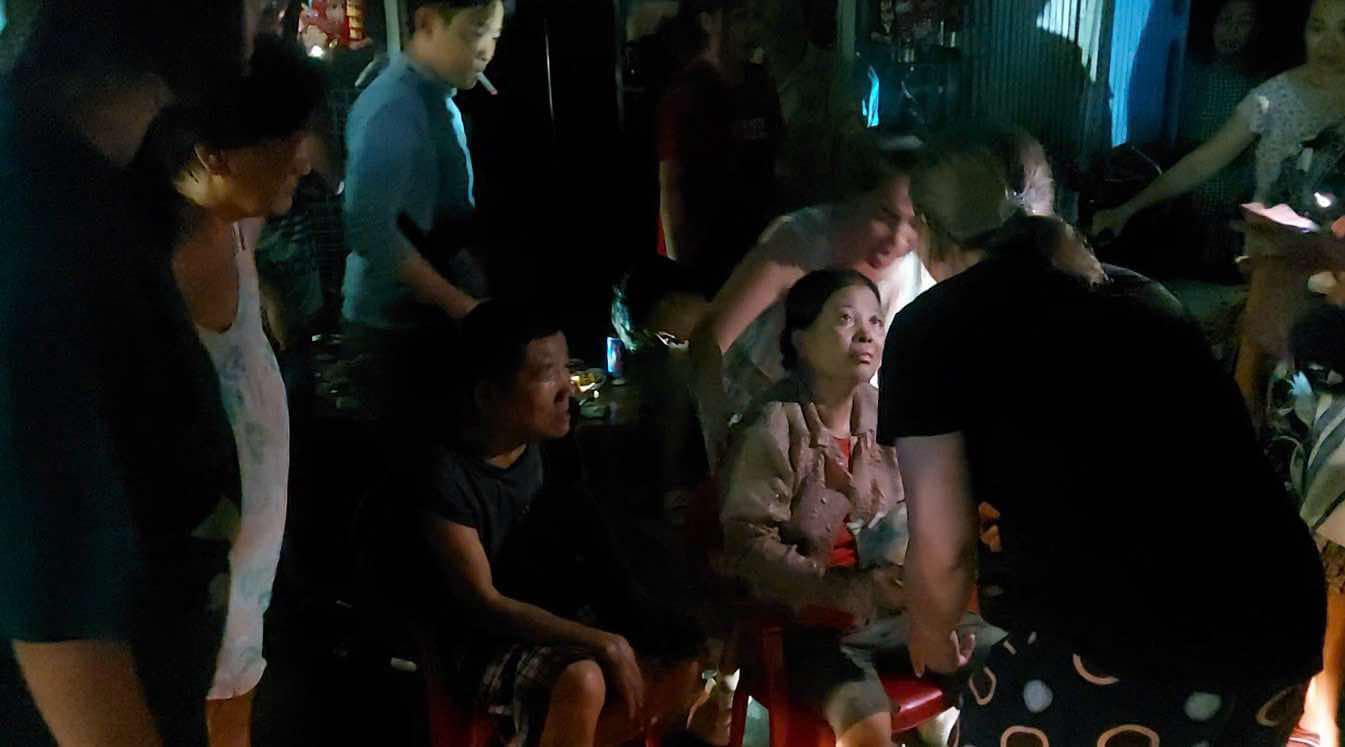 Cứu 2 người mắc kẹt trong đám cháy nhà ở ngõ sâu, hẻm nhỏ- Ảnh 2. Cứu 2 người mắc kẹt trong đám cháy nhà ở ngõ sâu, hẻm nhỏ- Ảnh 2.