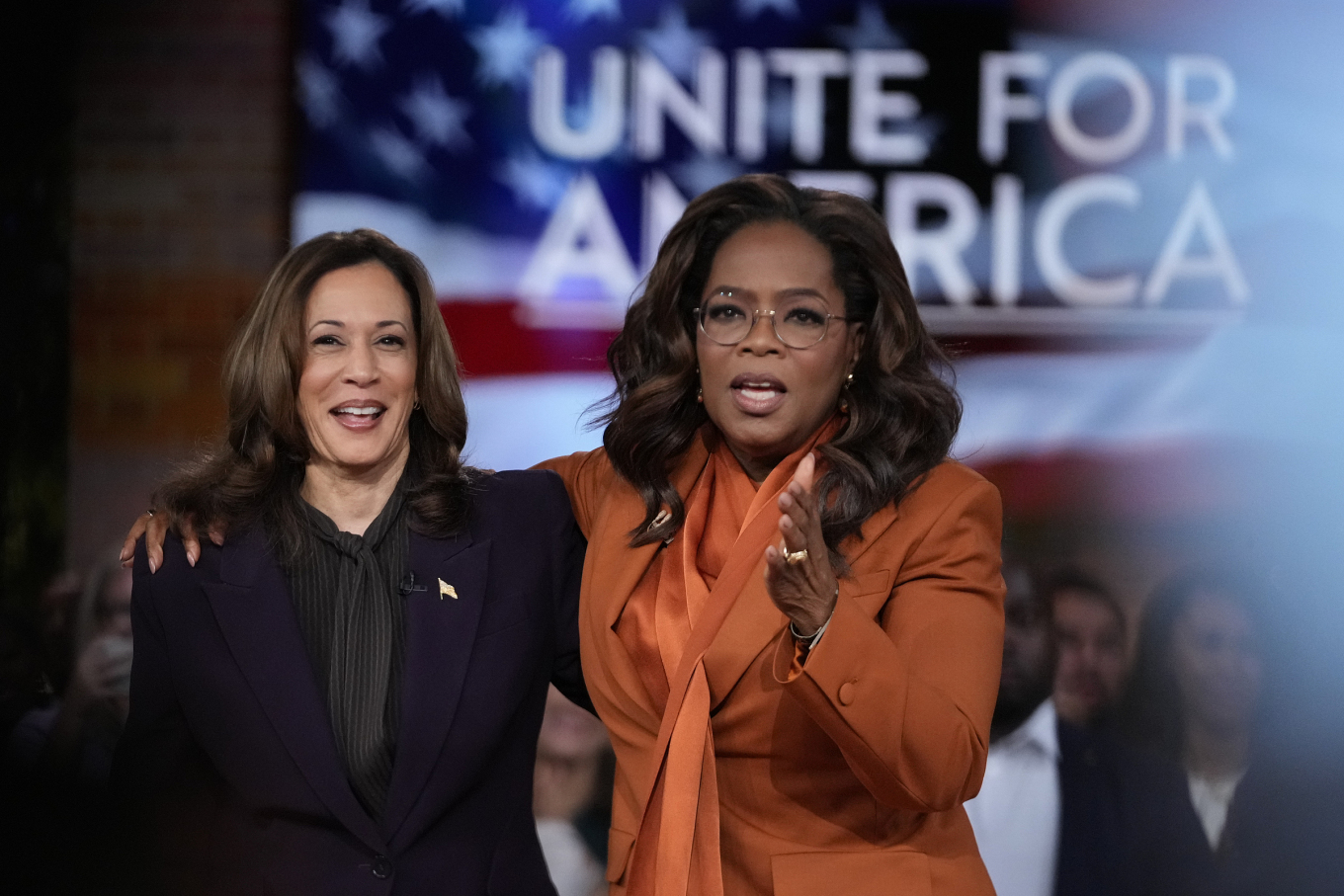 Nữ ho&agrave;ng truyền h&igrave;nh Oprah Winfrey n&oacute;i g&igrave; về tin đồn nhận 1 triệu đ&ocirc; từ b&agrave; Kamala Harris?- Ảnh 2.
