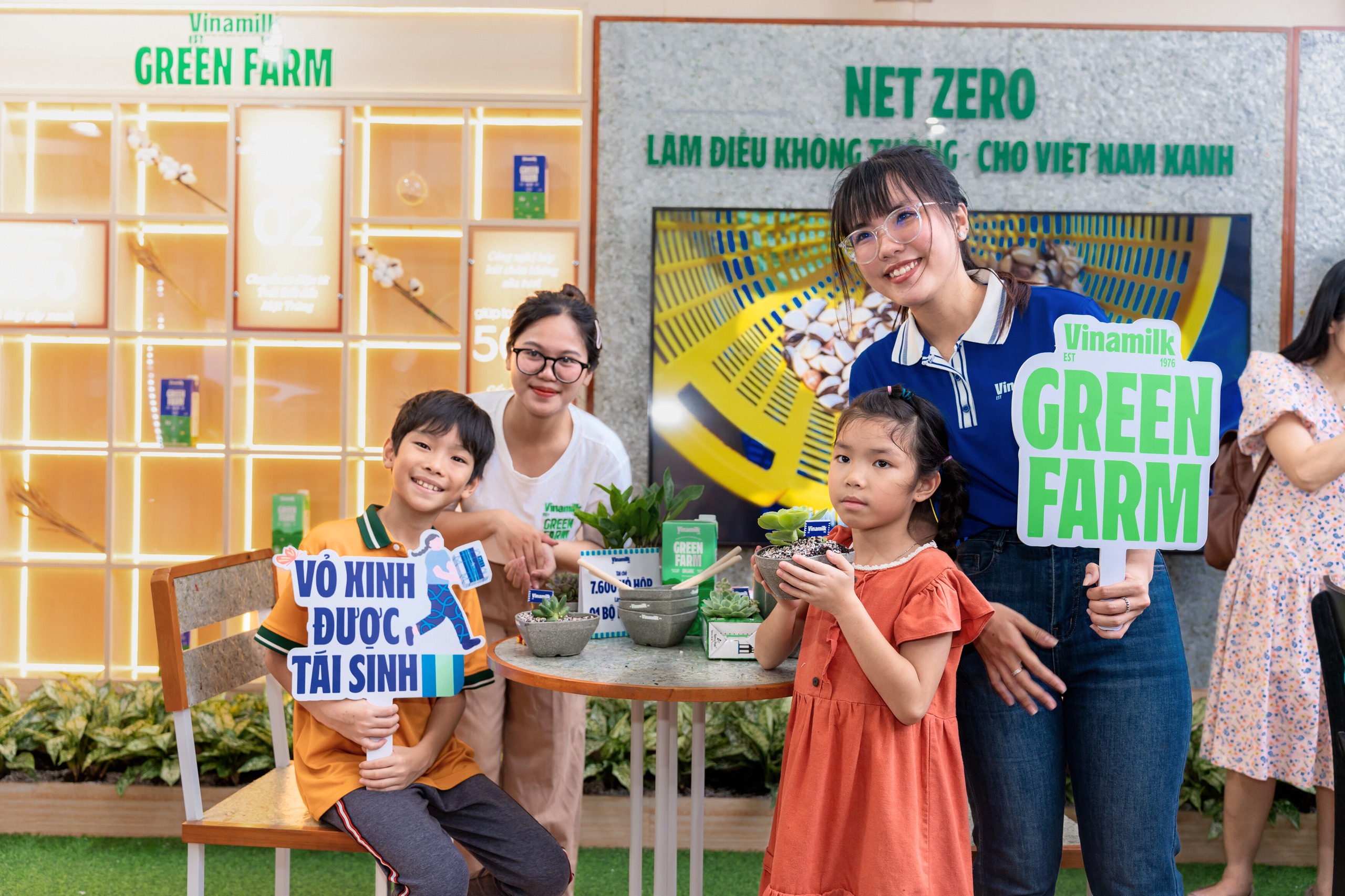 C&aacute;c bạn trẻ h&agrave;o hứng với trải nghiệm &ldquo;Si&ecirc;u xanh, si&ecirc;u xinh&rdquo; đến từ Vinamilk- Ảnh 6.