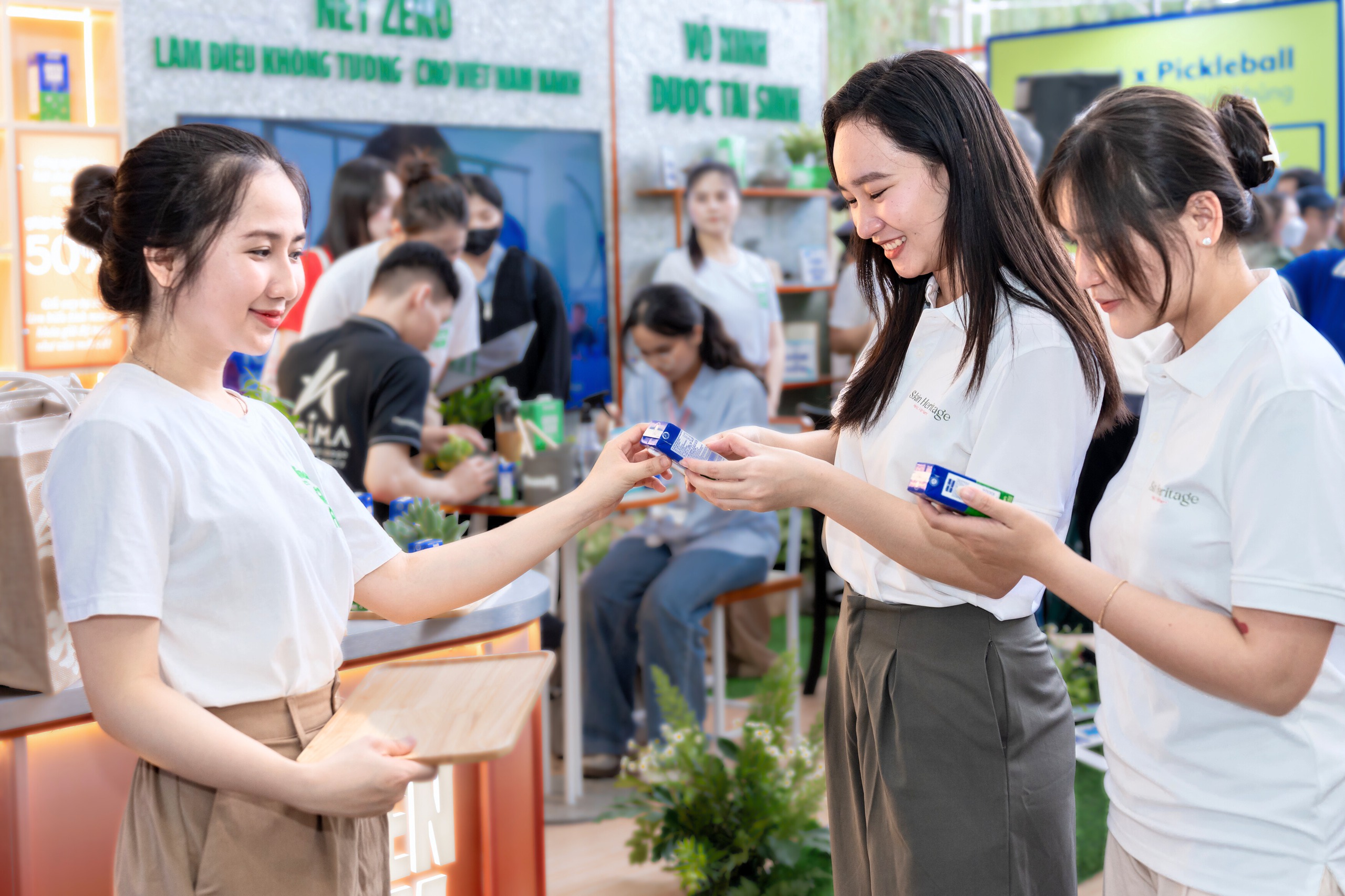 C&aacute;c bạn trẻ h&agrave;o hứng với trải nghiệm &ldquo;Si&ecirc;u xanh, si&ecirc;u xinh&rdquo; đến từ Vinamilk- Ảnh 7.