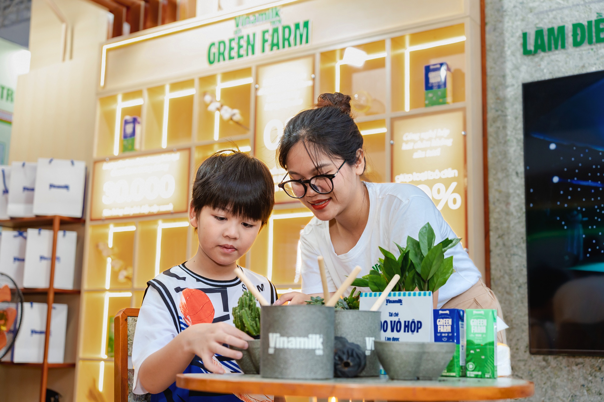 C&aacute;c bạn trẻ h&agrave;o hứng với trải nghiệm &ldquo;Si&ecirc;u xanh, si&ecirc;u xinh&rdquo; đến từ Vinamilk- Ảnh 8.
