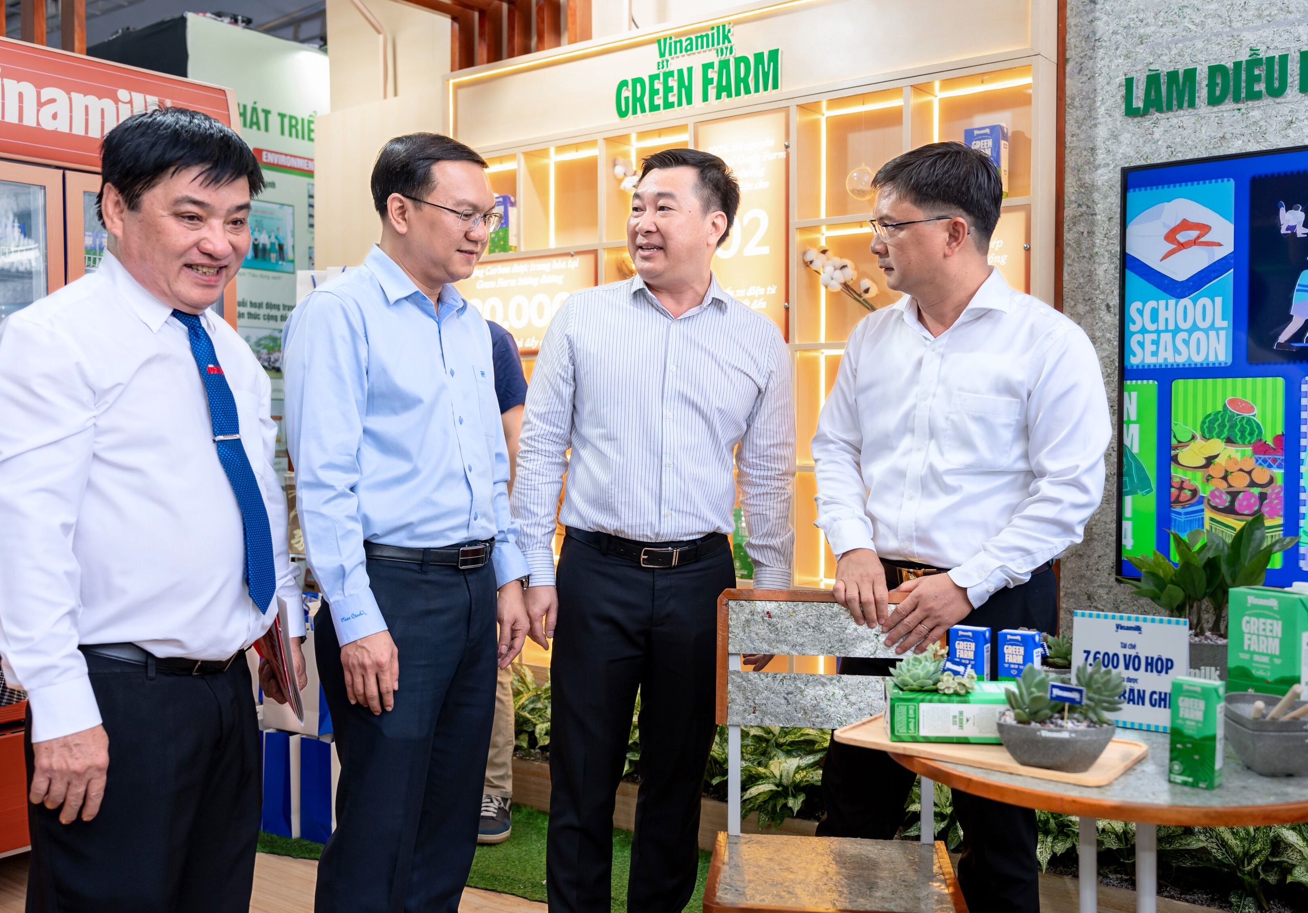 C&aacute;c bạn trẻ h&agrave;o hứng với trải nghiệm &ldquo;Si&ecirc;u xanh, si&ecirc;u xinh&rdquo; đến từ Vinamilk- Ảnh 9.