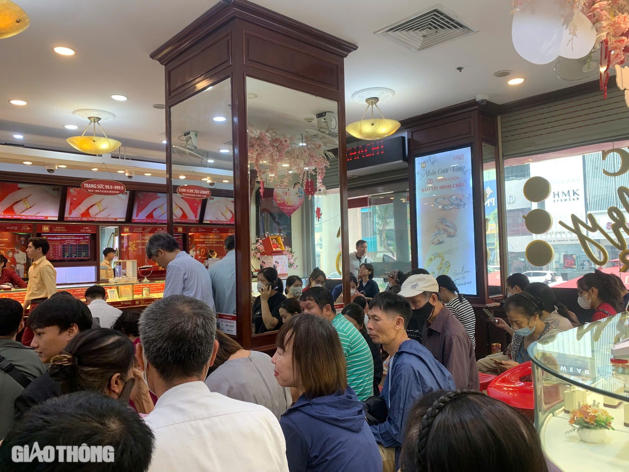 Gi&aacute; v&agrave;ng lao dốc mạnh, người d&acirc;n &ugrave;n &ugrave;n mua b&aacute;n, cửa h&agrave;ng b&aacute;n ra nhỏ giọt- Ảnh 1.