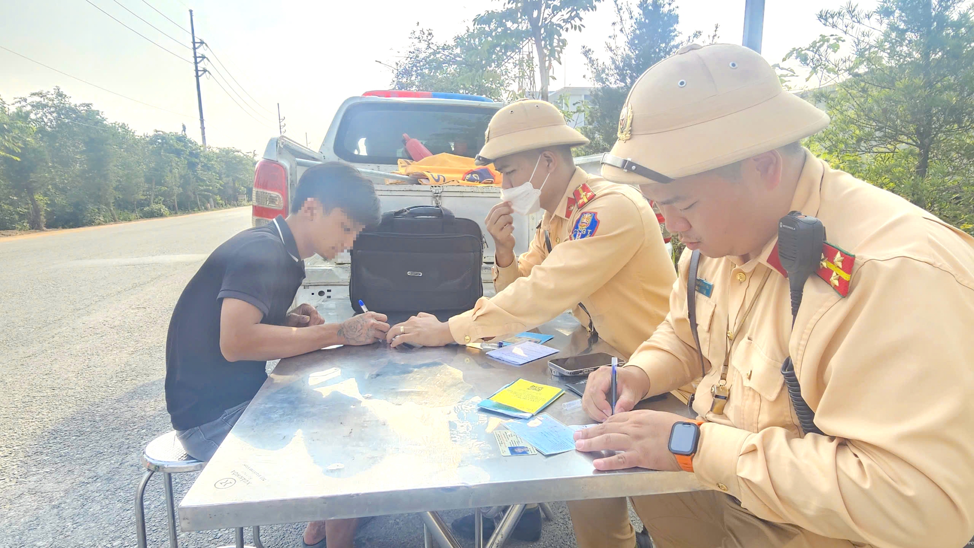 Tăng cường xử l&yacute; xe qu&aacute; tải tại đường huyện sau phản &aacute;nh của B&aacute;o Giao th&ocirc;ng- Ảnh 3.