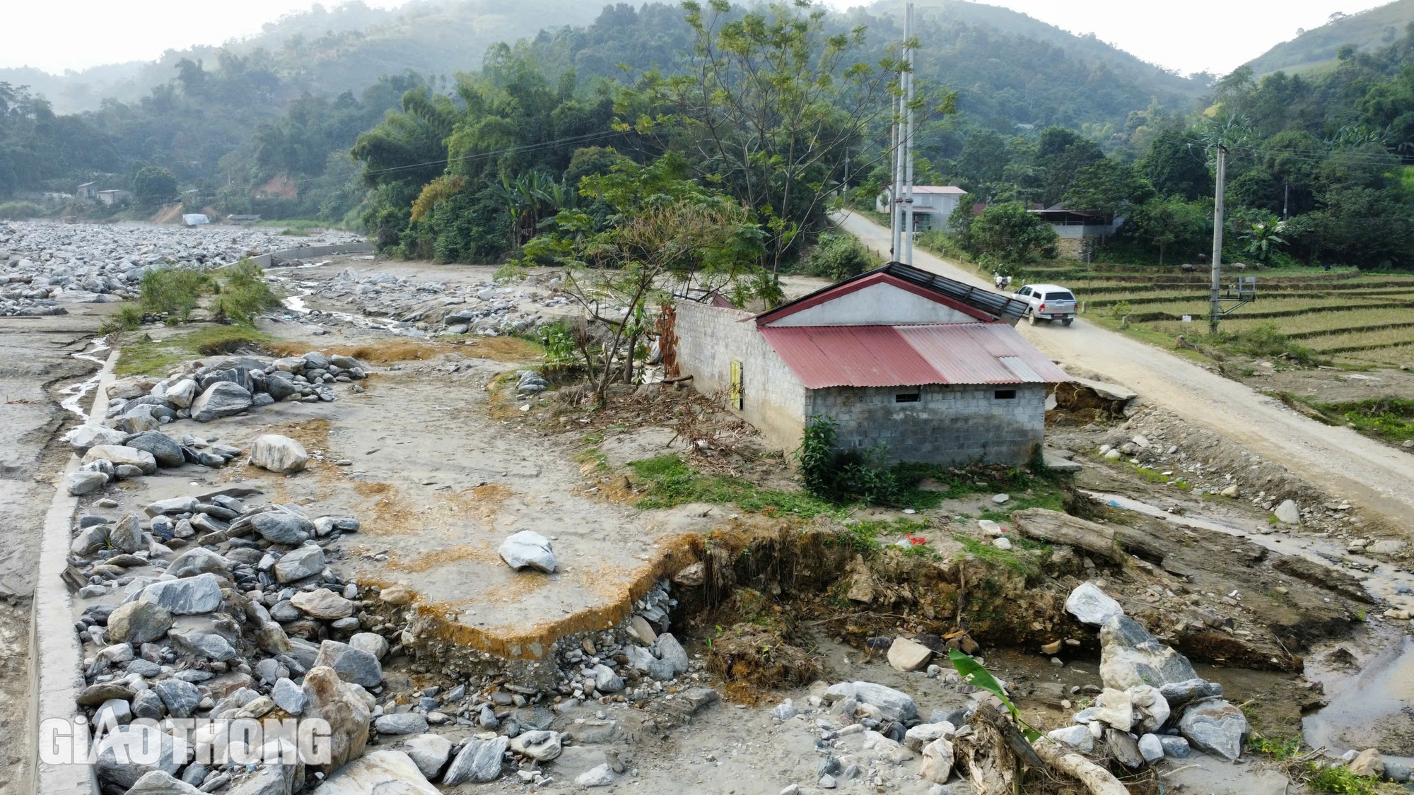 C&aacute;nh đồng 60 h&eacute;c ta chỉ c&ograve;n trơ đ&aacute; sau cơn b&atilde;o số 3- Ảnh 11.