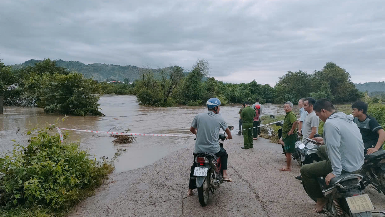 Gia Lai: H&agrave;ng trăm hộ d&acirc;n bị c&ocirc; lập sau trận mưa lớn- Ảnh 1.
