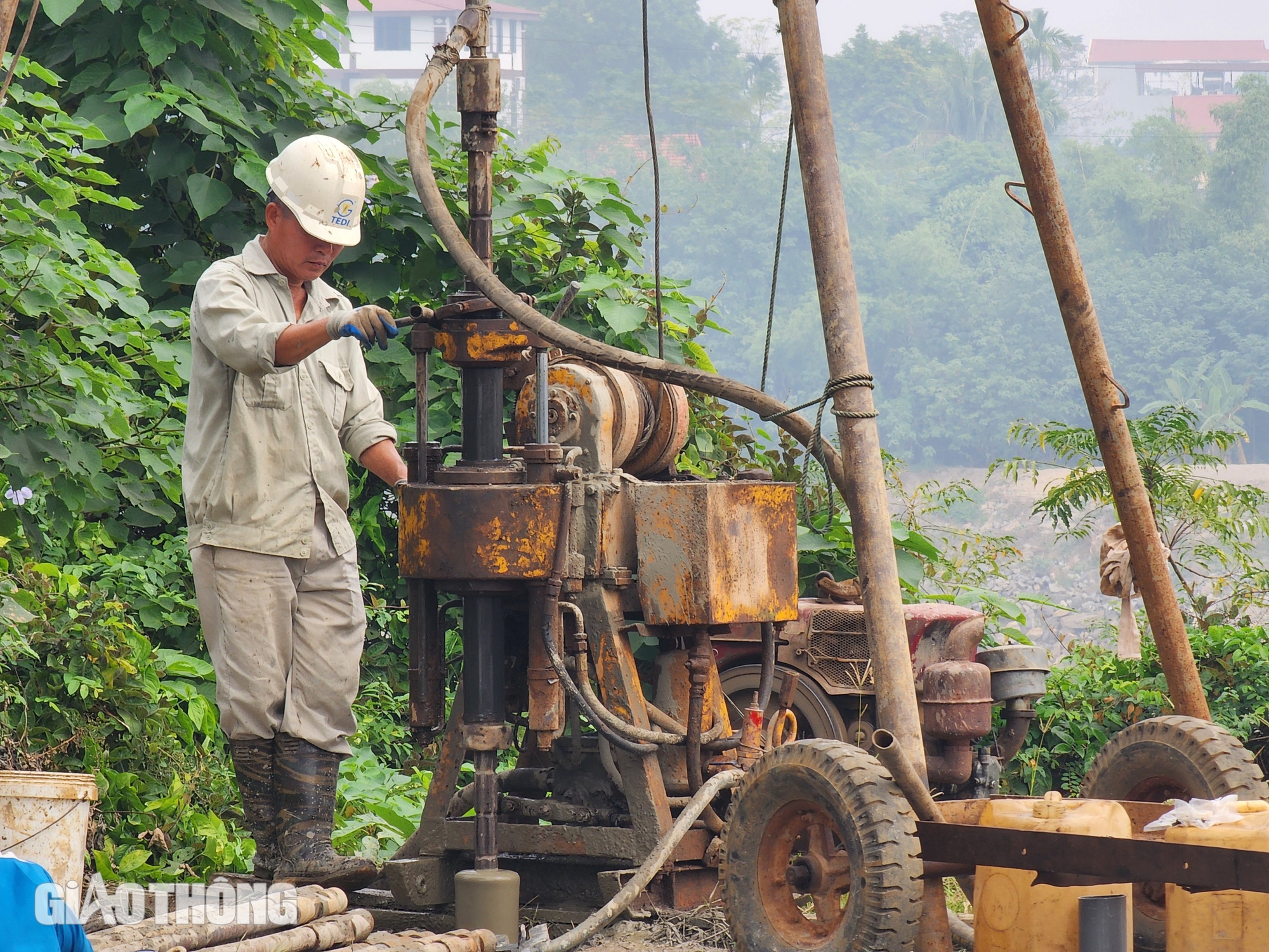 Khảo s&aacute;t địa chất chuẩn bị x&acirc;y cầu Phong Ch&acirc;u mới- Ảnh 1.