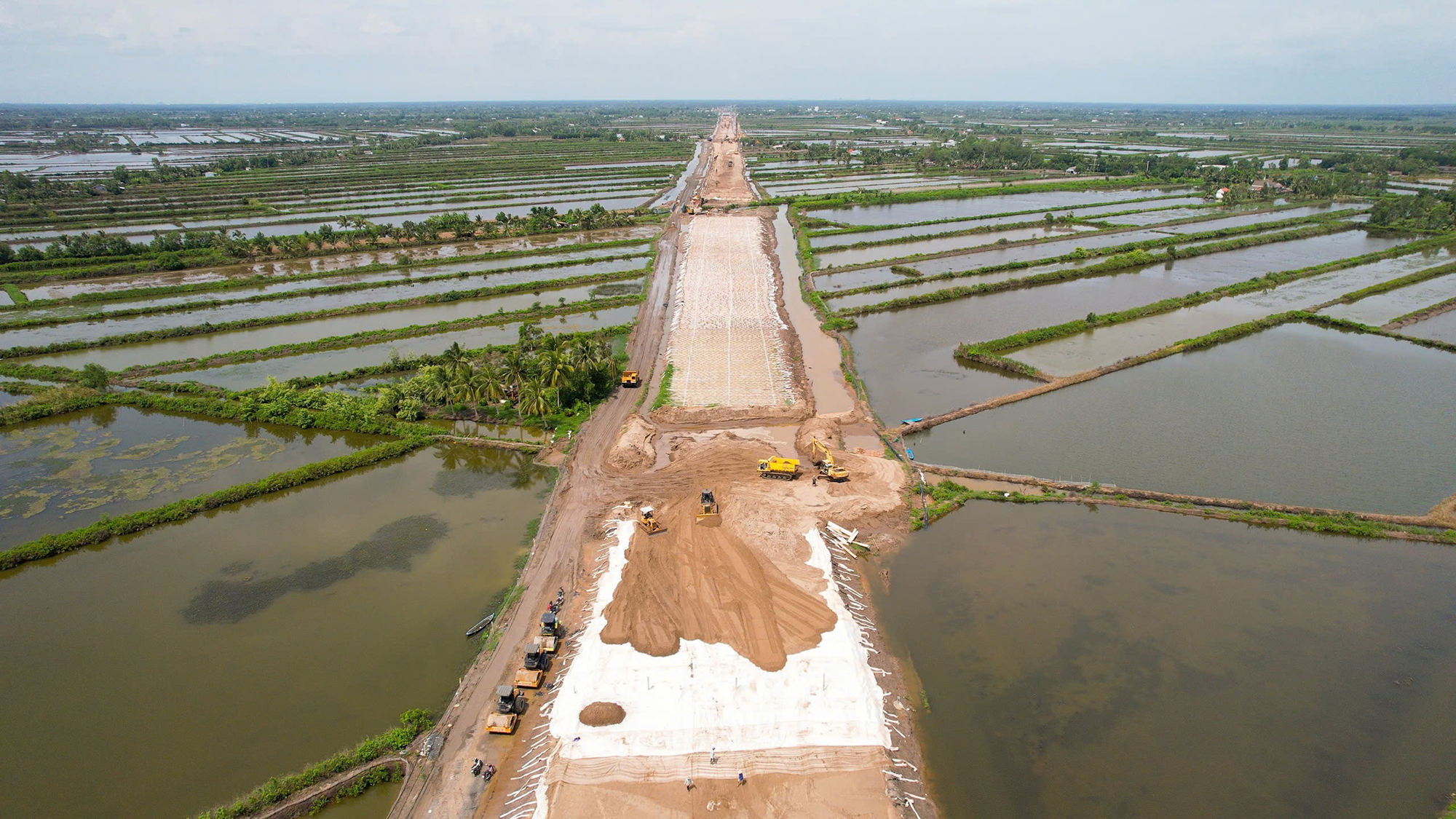 Gi&aacute; tr&ecirc;n trời, nh&agrave; thầu cao tốc kh&oacute; nhập khẩu c&aacute;t- Ảnh 1.