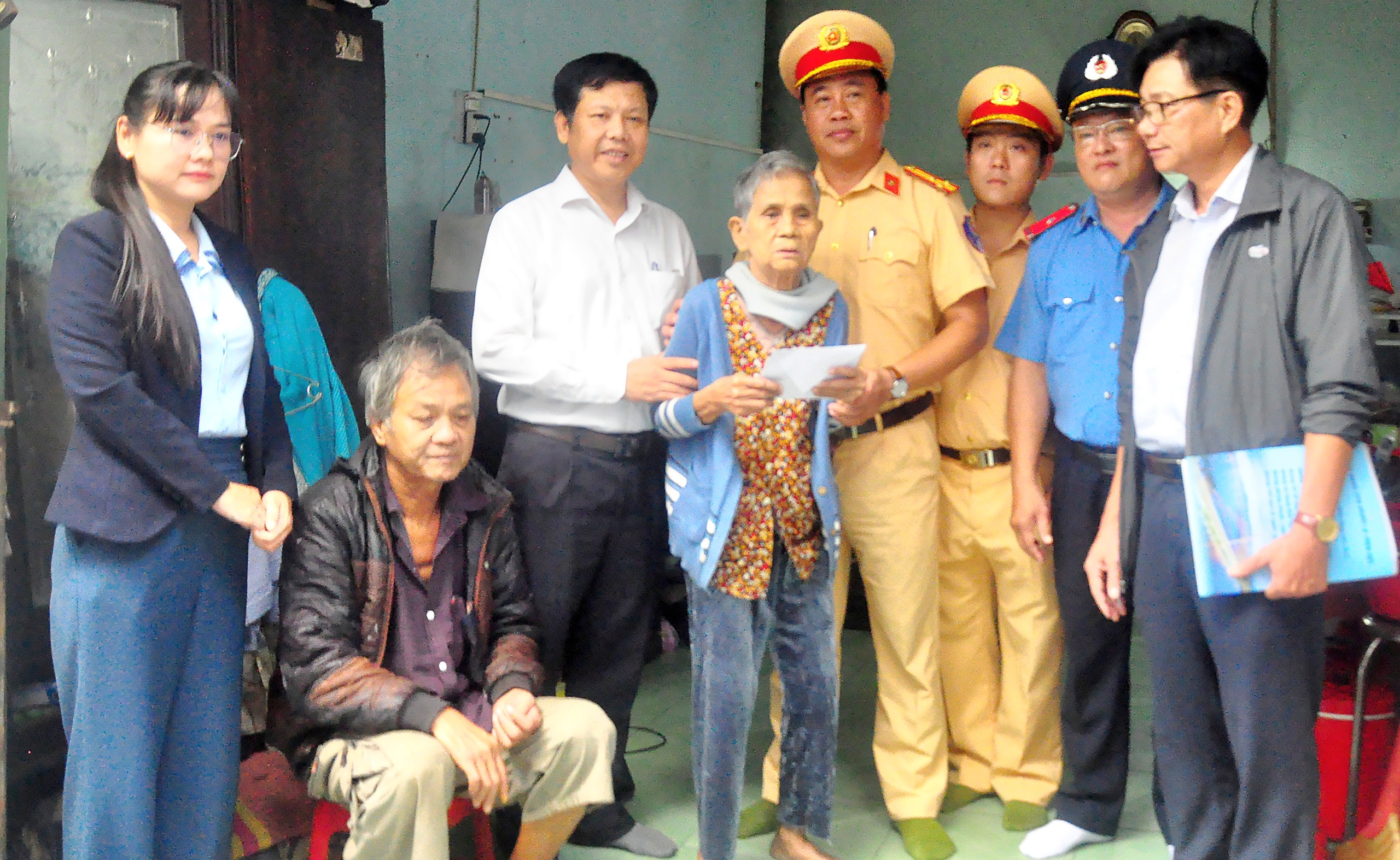 Ban ATGT Đ&agrave; Nẵng thăm hỏi gia đ&igrave;nh nạn nh&acirc;n tử vong do tai nạn giao th&ocirc;ng- Ảnh 1.