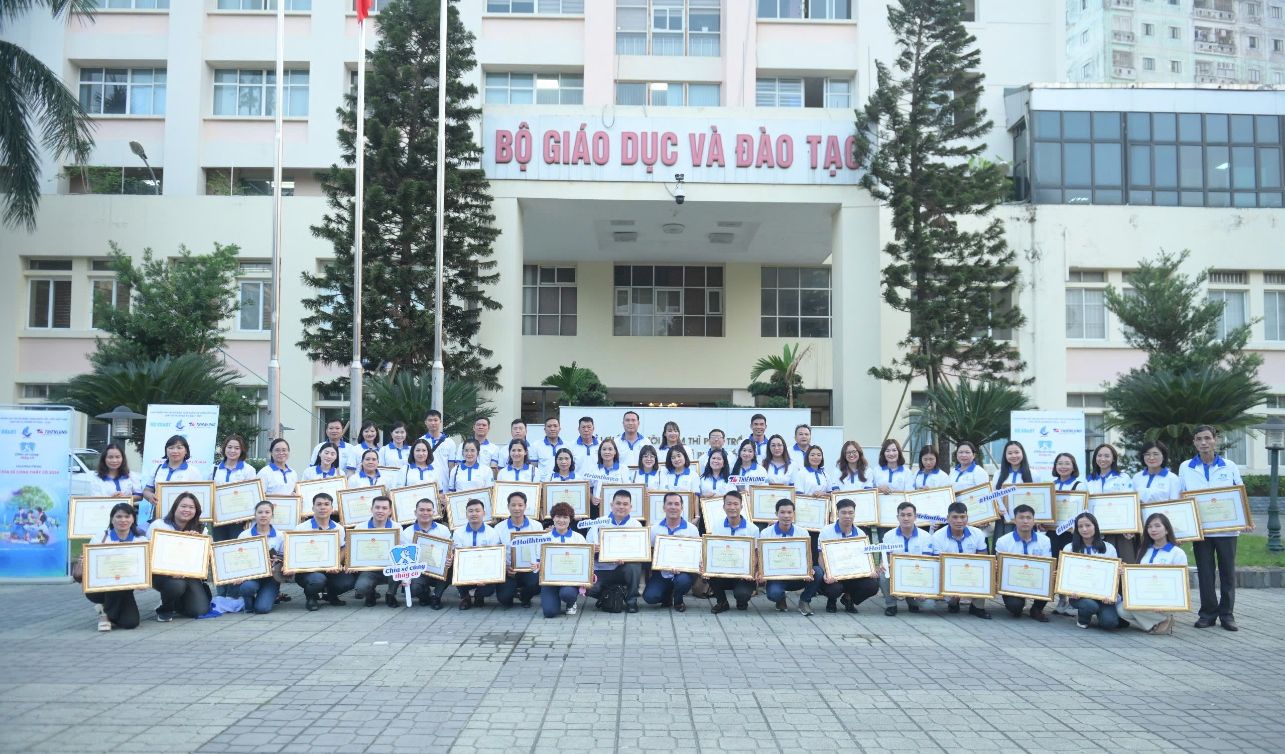 T&ocirc;n vinh những người "gieo" con chữ nơi đặc biệt- Ảnh 1.