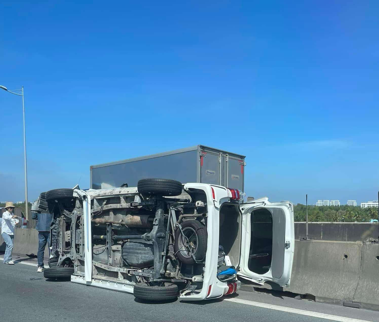 Lật xe tr&ecirc;n cao tốc Long Th&agrave;nh - Dầu Gi&acirc;y, giao th&ocirc;ng &ugrave;n tắc- Ảnh 1.
