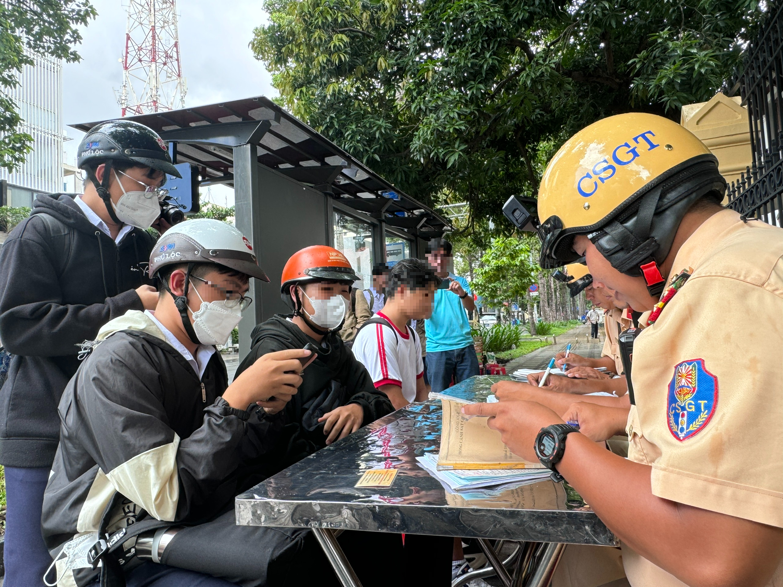 TP.HCM: Gần 7.000 học sinh, phụ huynh vi phạm giao th&ocirc;ng bị xử l&yacute; trong th&aacute;ng cao điểm- Ảnh 1.