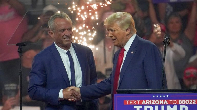 Ông Trump chọn cháu cố Tổng thống Kennedy làm Bộ trưởng Y tế Mỹ- Ảnh 1. Ông Trump chọn cháu cố Tổng thống Kennedy làm Bộ trưởng Y tế Mỹ- Ảnh 1.