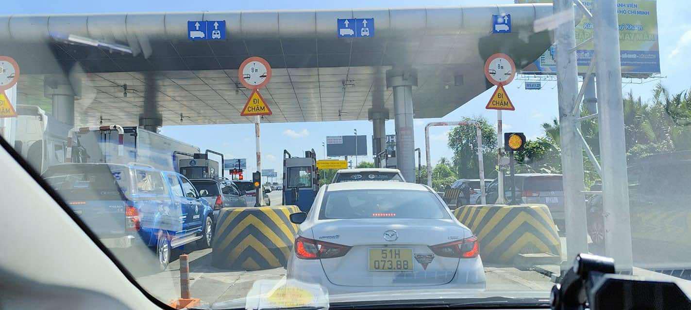 Lật xe tr&ecirc;n cao tốc Long Th&agrave;nh - Dầu Gi&acirc;y, giao th&ocirc;ng &ugrave;n tắc- Ảnh 2.