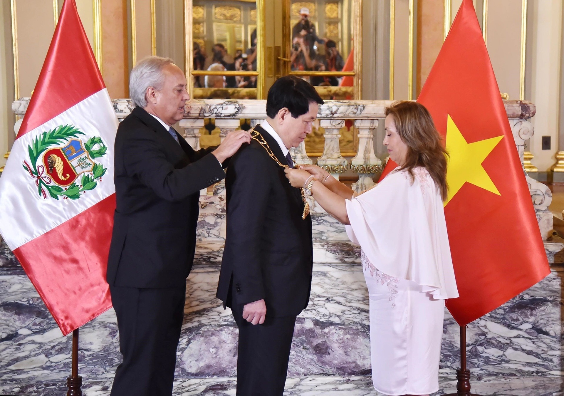 Tổng thống Peru trao tặng Chủ tịch nước Lương Cường Hu&acirc;n chương "Mặt trời Peru"- Ảnh 1.