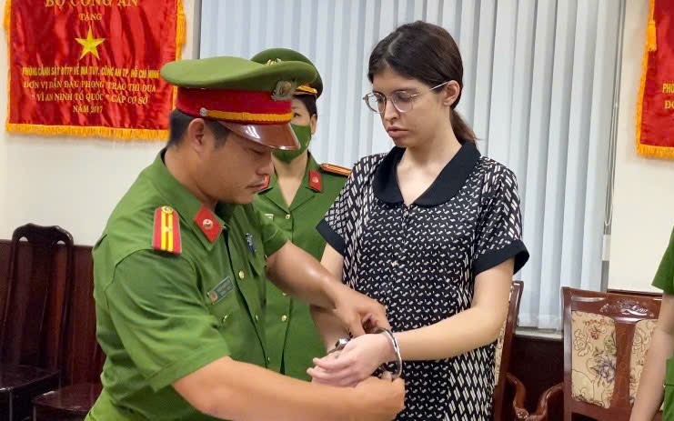 Người mẫu An T&acirc;y, ca sĩ Chi D&acirc;n, 'c&ocirc; ti&ecirc;n' Tr&uacute;c Phương bị bắt v&igrave; li&ecirc;n quan ma t&uacute;y