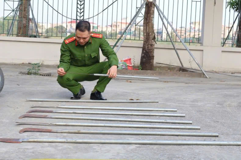 Nh&oacute;m "qu&aacute;i xế" mang hung kh&iacute; hỗn chiến ở Th&aacute;i B&igrave;nh bị khởi tố- Ảnh 2.
