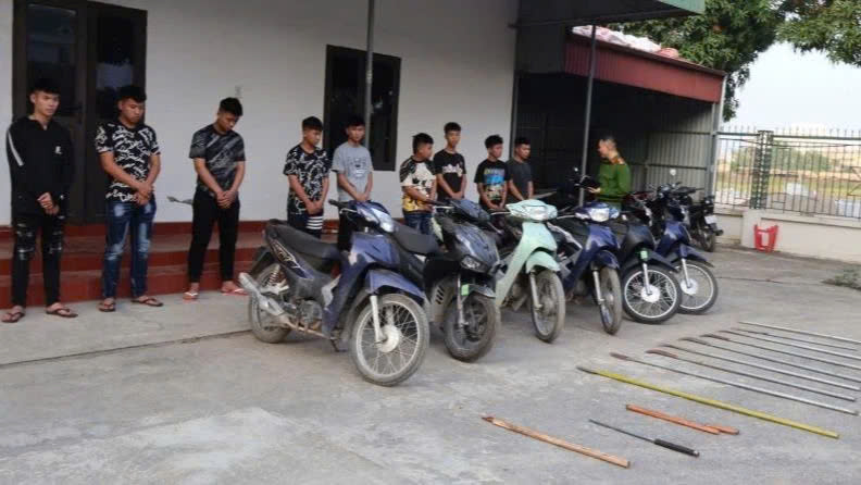 Nh&oacute;m "qu&aacute;i xế" mang hung kh&iacute; hỗn chiến ở Th&aacute;i B&igrave;nh bị khởi tố- Ảnh 1.