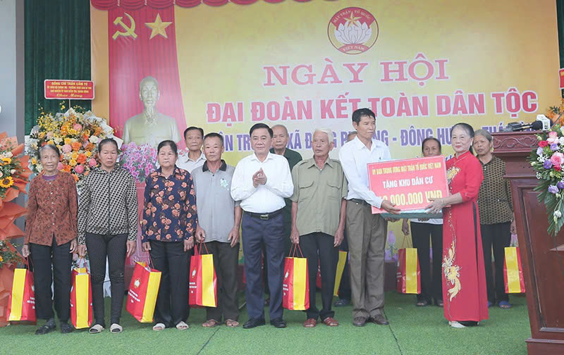 Thường trực Ban B&iacute; thư Trần Cẩm T&uacute; dự ng&agrave;y hội đại đo&agrave;n kết tại Th&aacute;i B&igrave;nh- Ảnh 2.