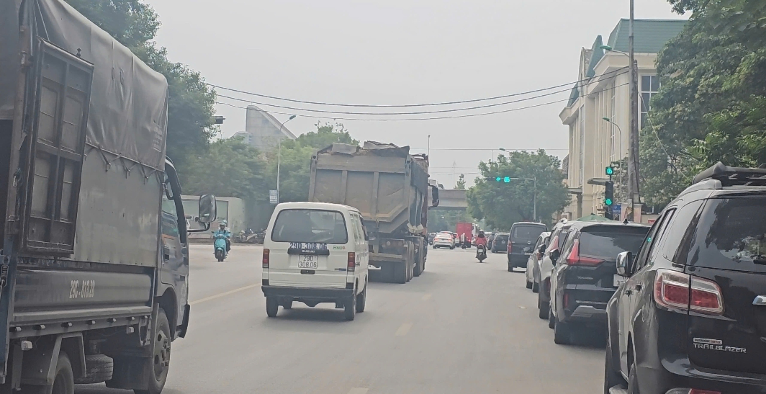 Xe chở đất c&oacute; ngọn chạy rầm rộ ở đường nội đ&ocirc; H&agrave; Nội- Ảnh 3.