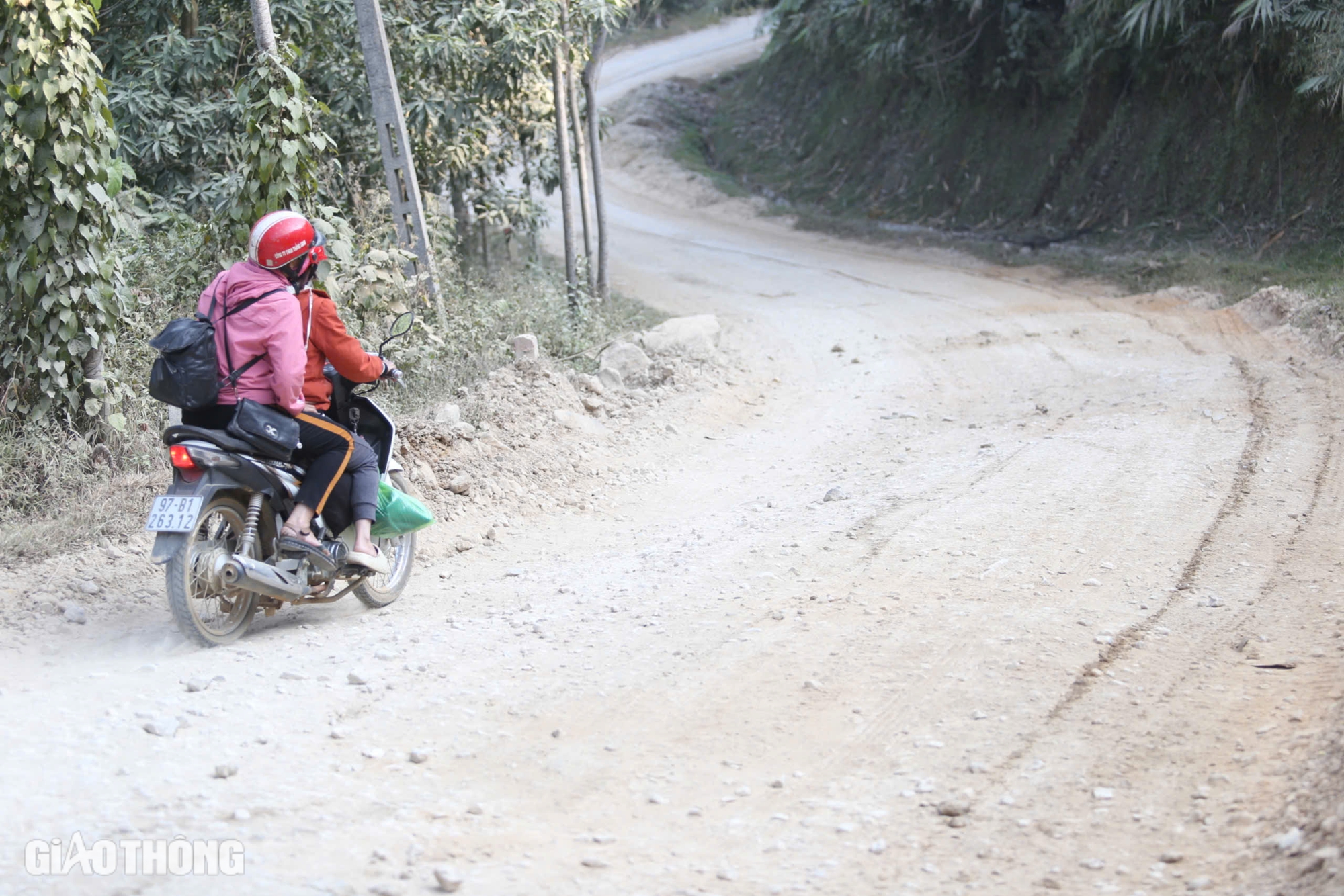 D&acirc;n khổ v&igrave; đường tỉnh ở Bắc Kạn như "ruộng c&agrave;y"- Ảnh 1.