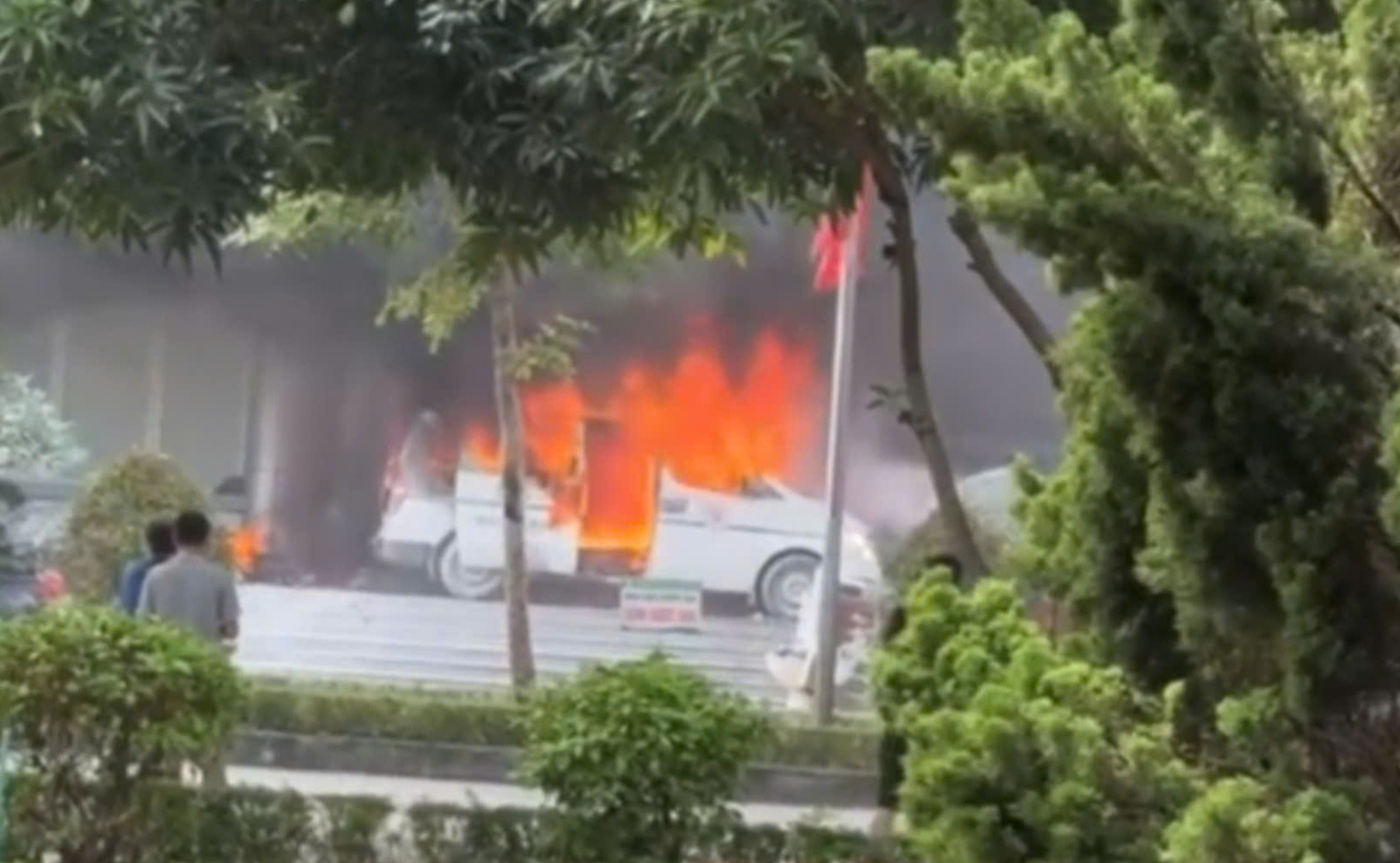 Xe cứu thương bốc ch&aacute;y dữ dội trước sảnh cấp cứu Bệnh viện Đa khoa tỉnh Nghệ An- Ảnh 1.