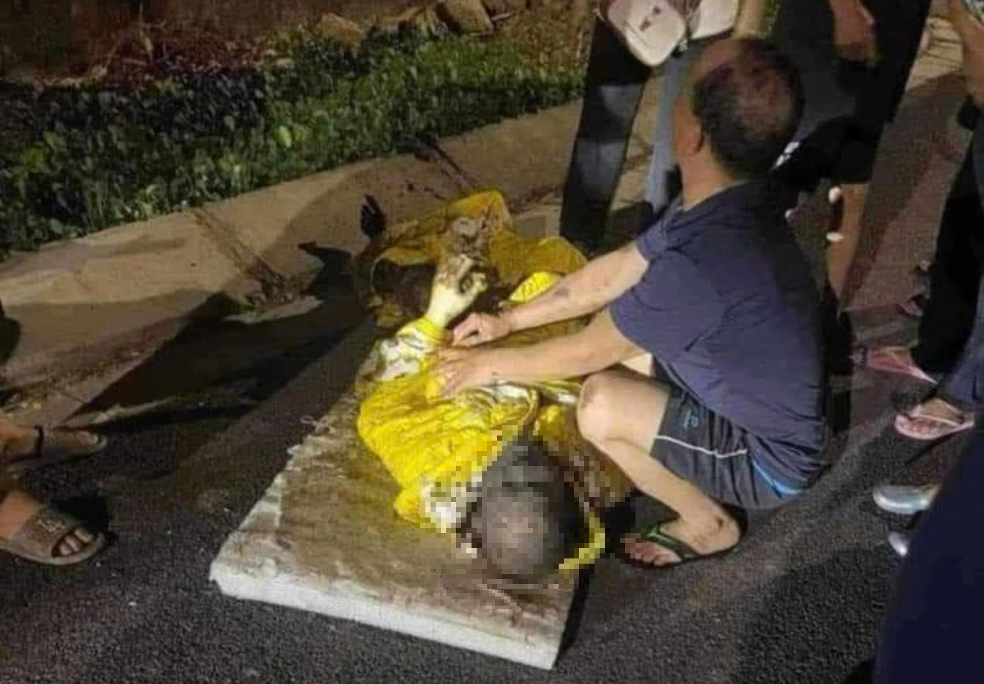 Người đ&agrave;n &ocirc;ng bị thương nặng, da ch&aacute;y đen sau tiếng nổ lớn ở Hải Ph&ograve;ng- Ảnh 1.