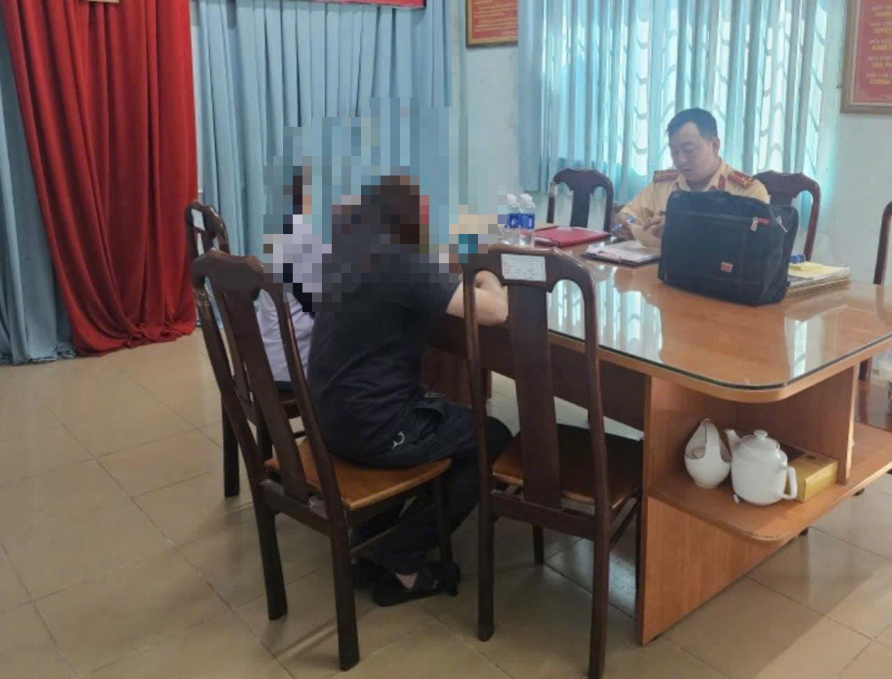Xử l&yacute; t&agrave;i xế l&aacute;i xe kh&aacute;ch đi ngược chiều tr&ecirc;n đường 30/4 Đồng Nai- Ảnh 1.