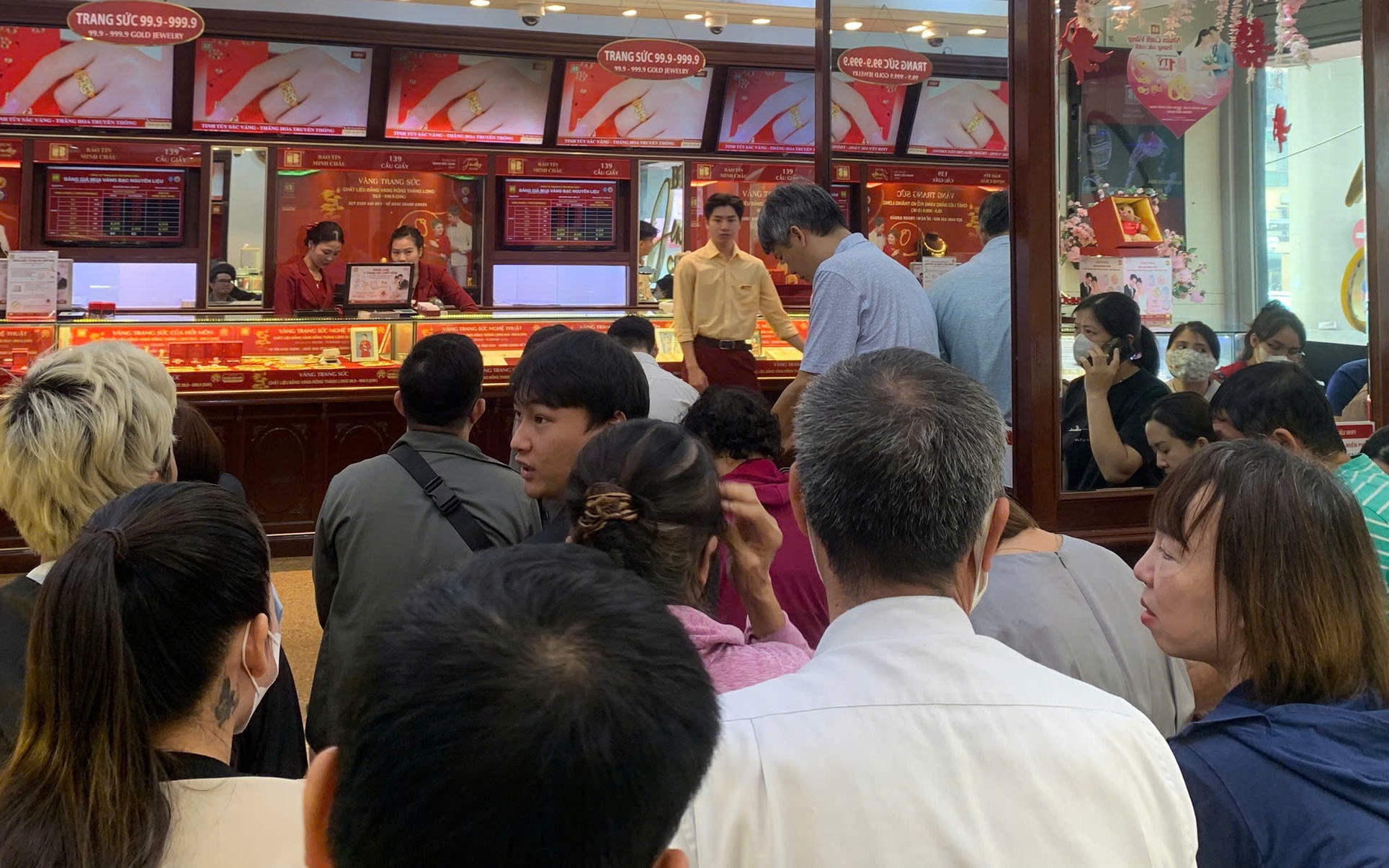 &ldquo;C&ograve; mồi&rdquo; chốt lời nửa triệu đồng/lượng v&agrave;ng ngay tại cửa h&agrave;ng, chợ online nhộn nhịp