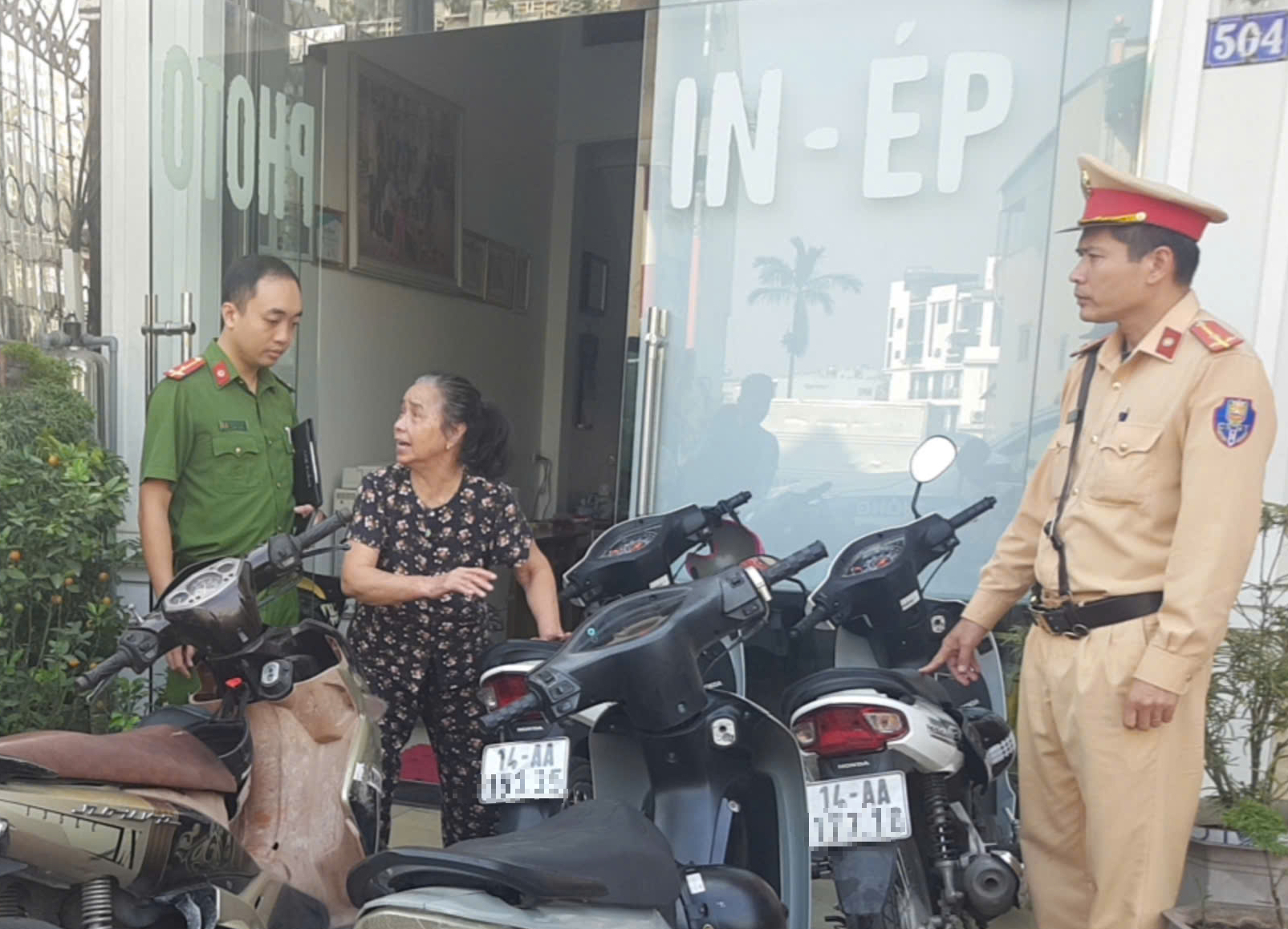 CSGT Hạ Long kiểm tra, xử lý điểm trông coi, cơ sở độ chế xe máy- Ảnh 2. CSGT Hạ Long kiểm tra, xử lý điểm trông coi, cơ sở độ chế xe máy- Ảnh 2.