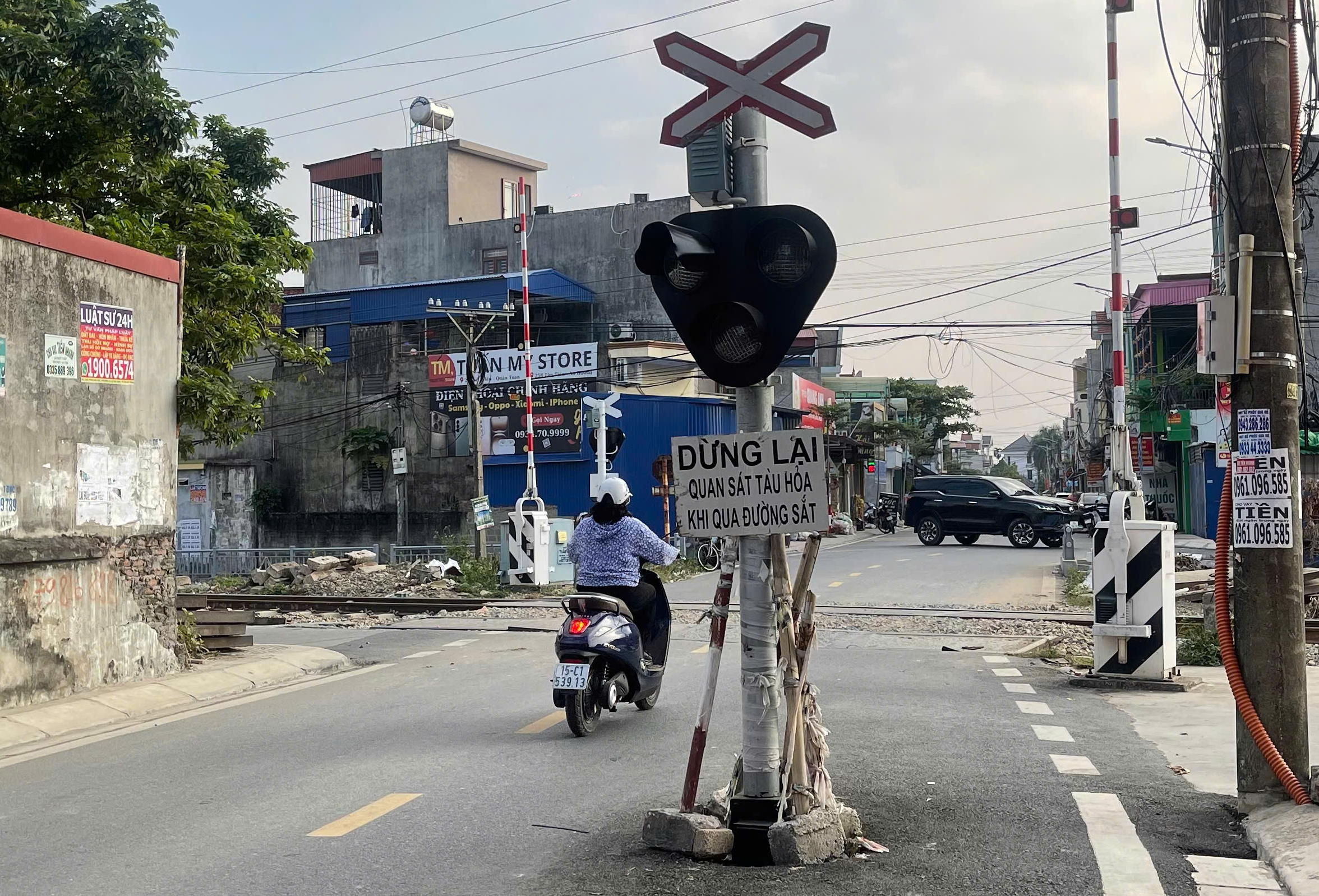 Kỳ lạ c&aacute;c cột điện "mọc" giữa đường ở Hải Ph&ograve;ng- Ảnh 1.