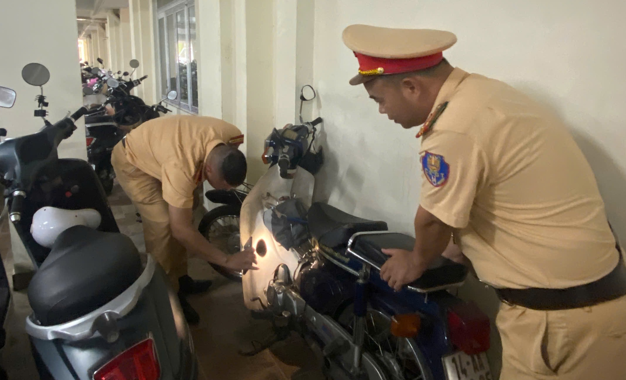 CSGT Hạ Long kiểm tra, xử lý điểm trông coi, cơ sở độ chế xe máy- Ảnh 1. CSGT Hạ Long kiểm tra, xử lý điểm trông coi, cơ sở độ chế xe máy- Ảnh 1.