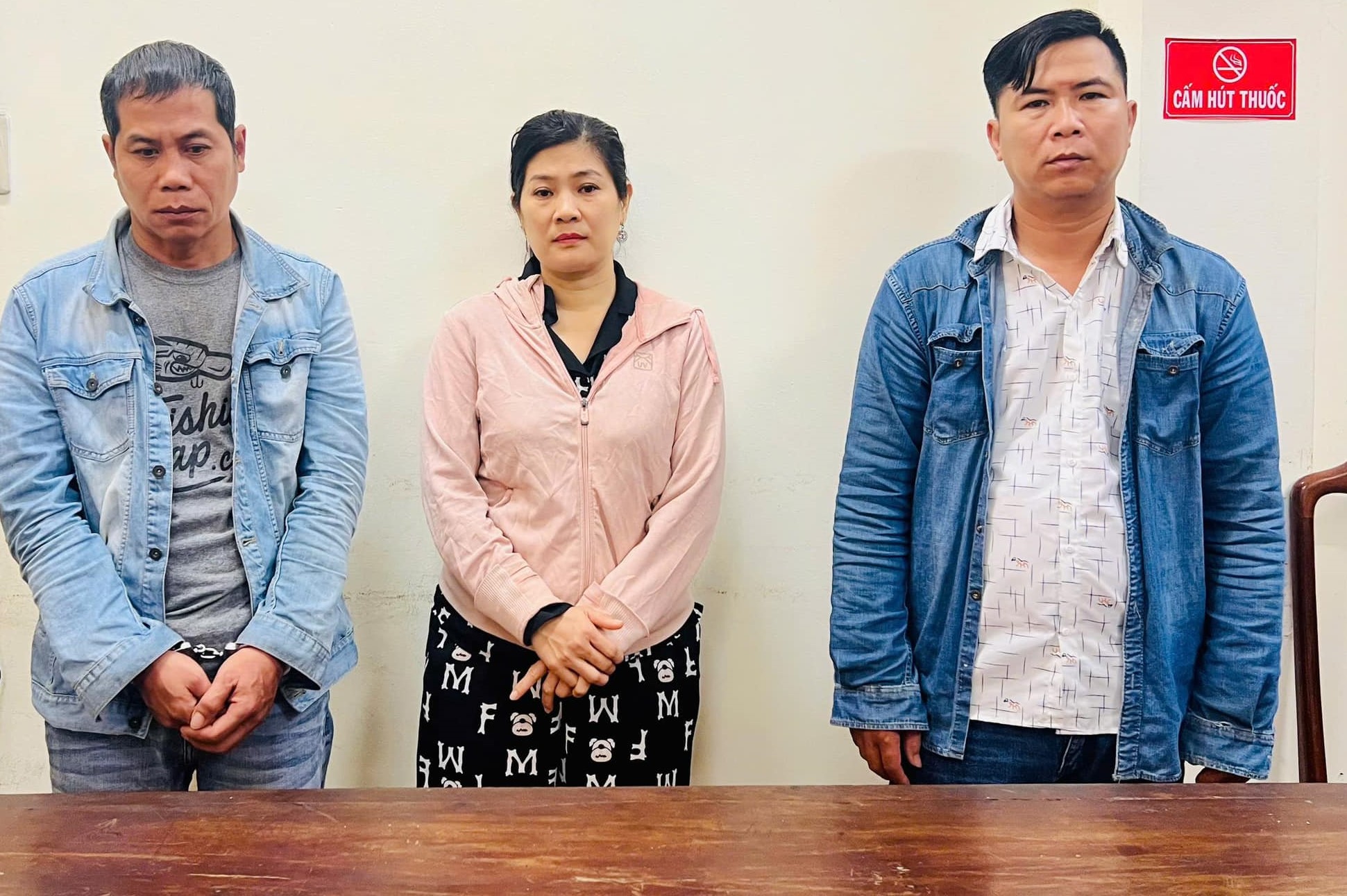 Bắt nh&oacute;m cầm cố v&agrave;ng k&eacute;m chất lượng ở Huế- Ảnh 1.
