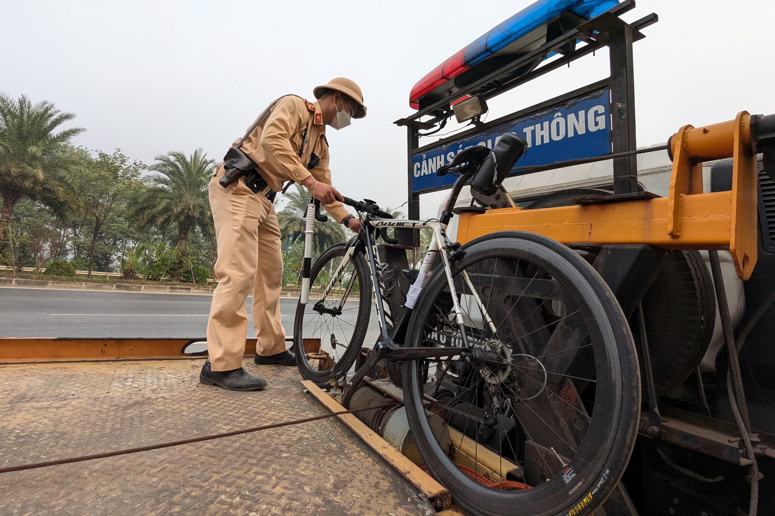 CSGT đón lõng, xử lý xe đạp tràn vào đường đi sân bay Nội Bài- Ảnh 4. CSGT đón lõng, xử lý xe đạp tràn vào đường đi sân bay Nội Bài- Ảnh 4.